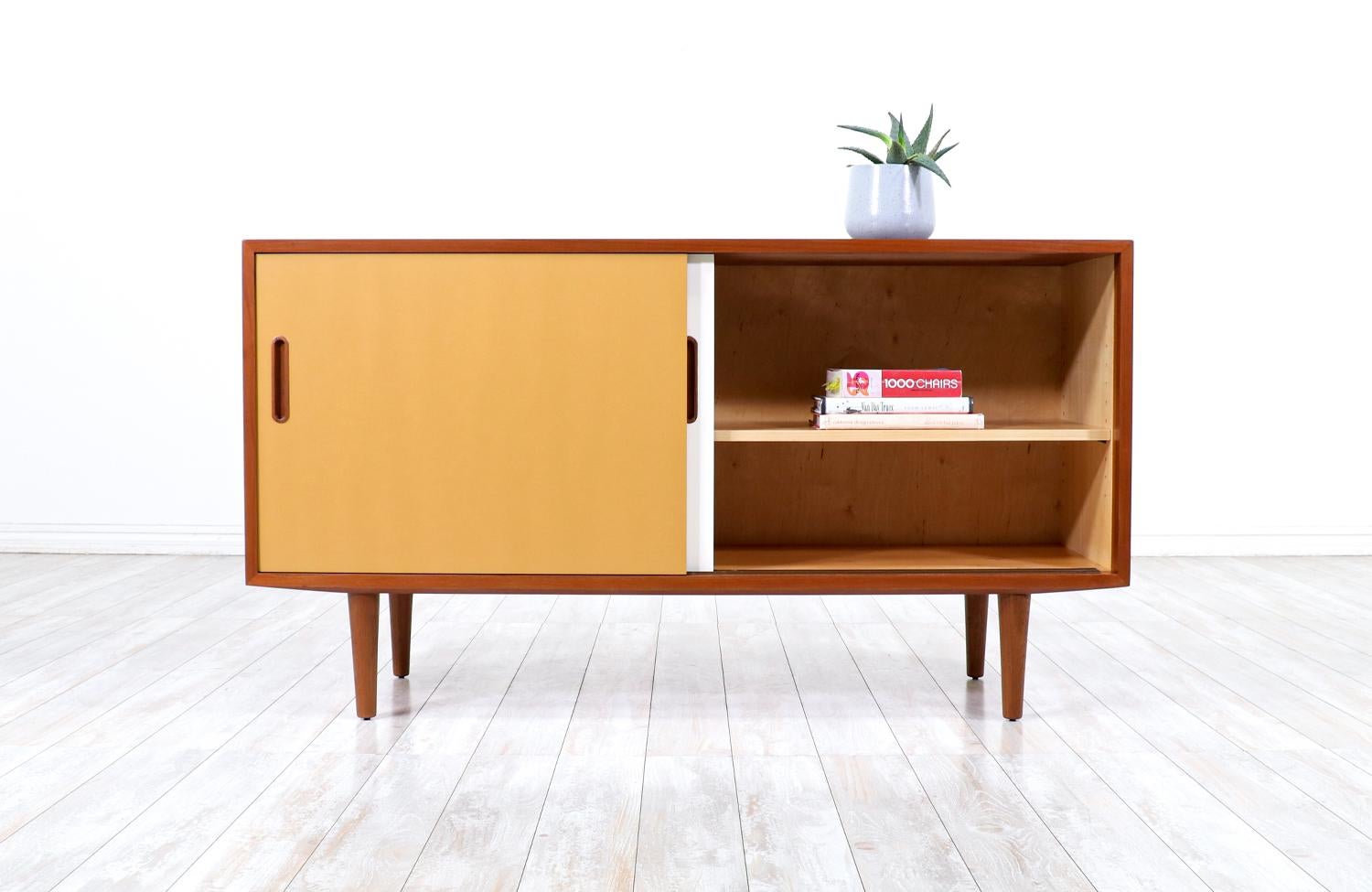 Danish Modern Two-Tone Lacquered & Teak Credenza by Carlo Jensen for Hundevad In Excellent Condition In Los Angeles, CA