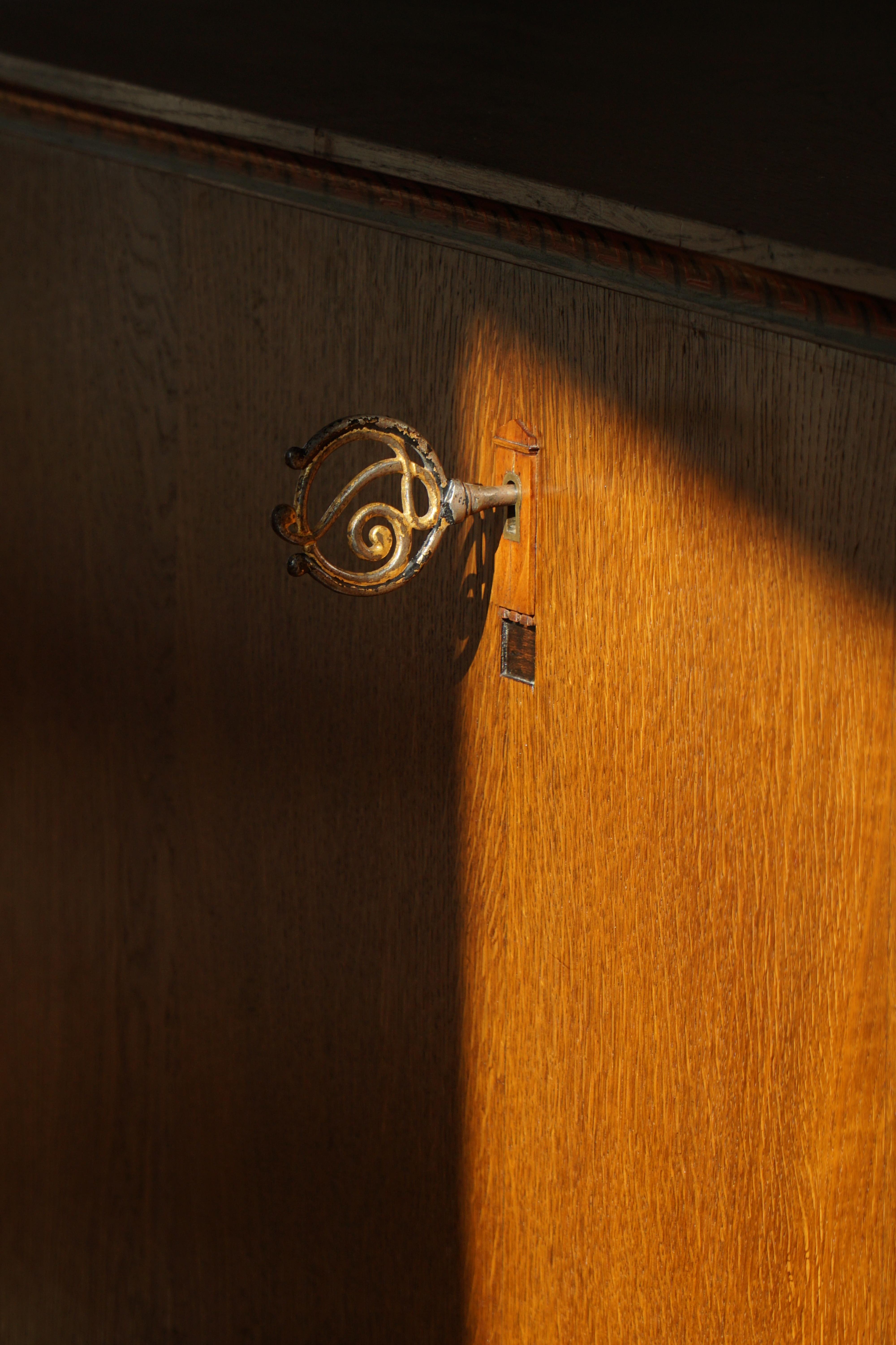 Dänischer moderner, einzigartiger handgefertigter Eichen-Sekretärschrank, Mitte 20. im Angebot 6
