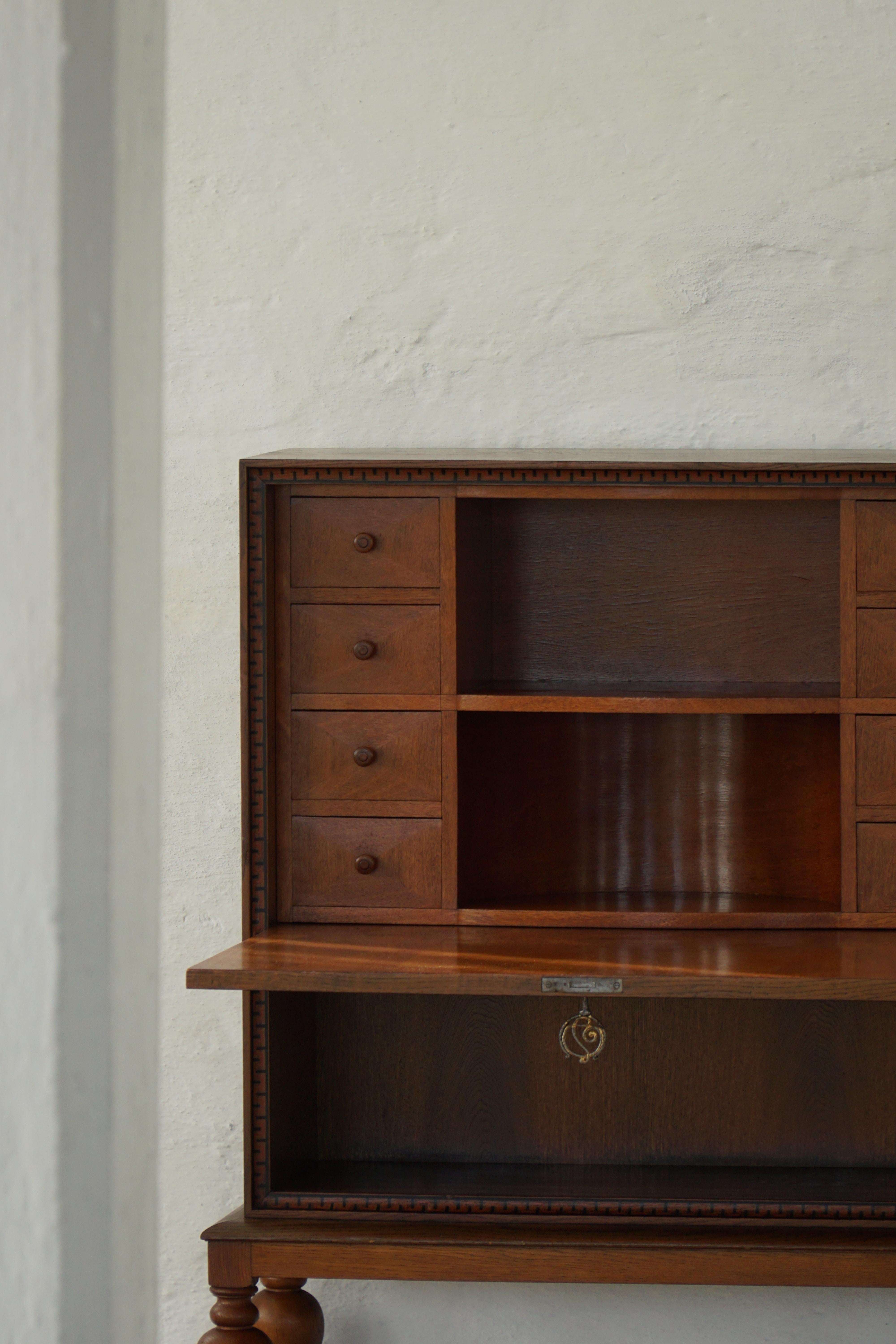 Dänischer moderner, einzigartiger handgefertigter Eichen-Sekretärschrank, Mitte 20. im Angebot 9