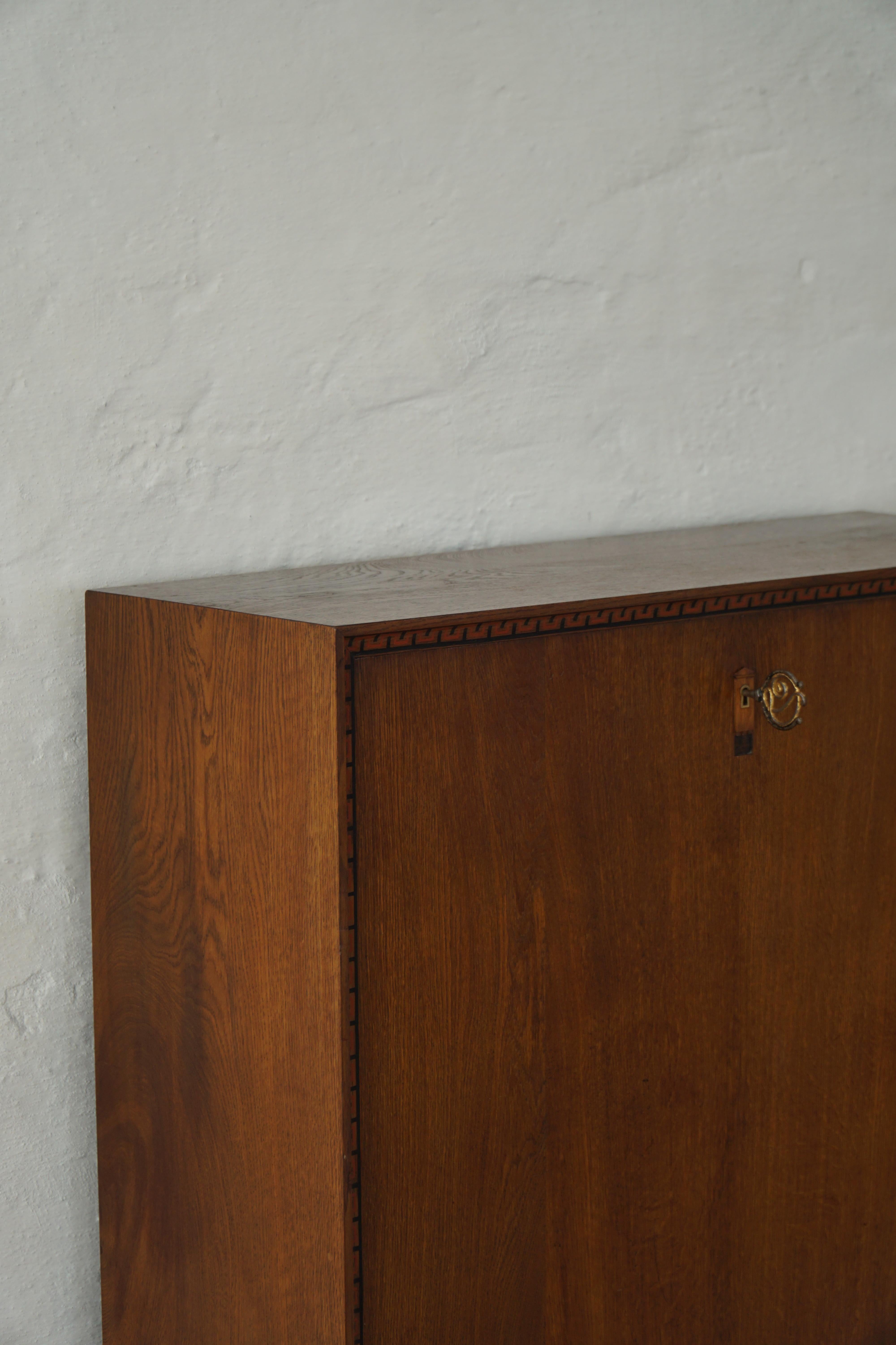Dänischer moderner, einzigartiger handgefertigter Eichen-Sekretärschrank, Mitte 20. im Angebot 10