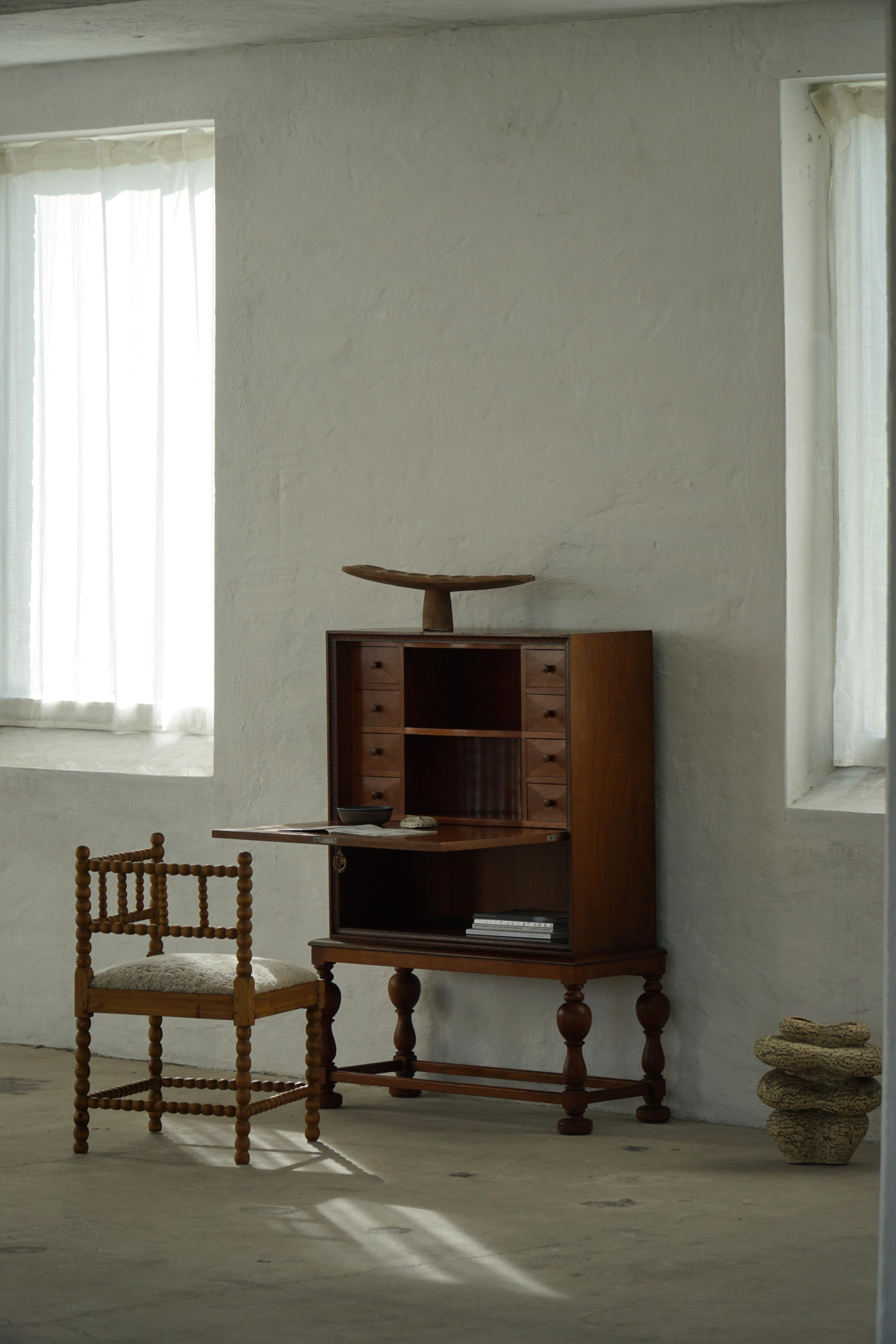 Dänischer moderner, einzigartiger handgefertigter Eichen-Sekretärschrank, Mitte 20. im Angebot 12