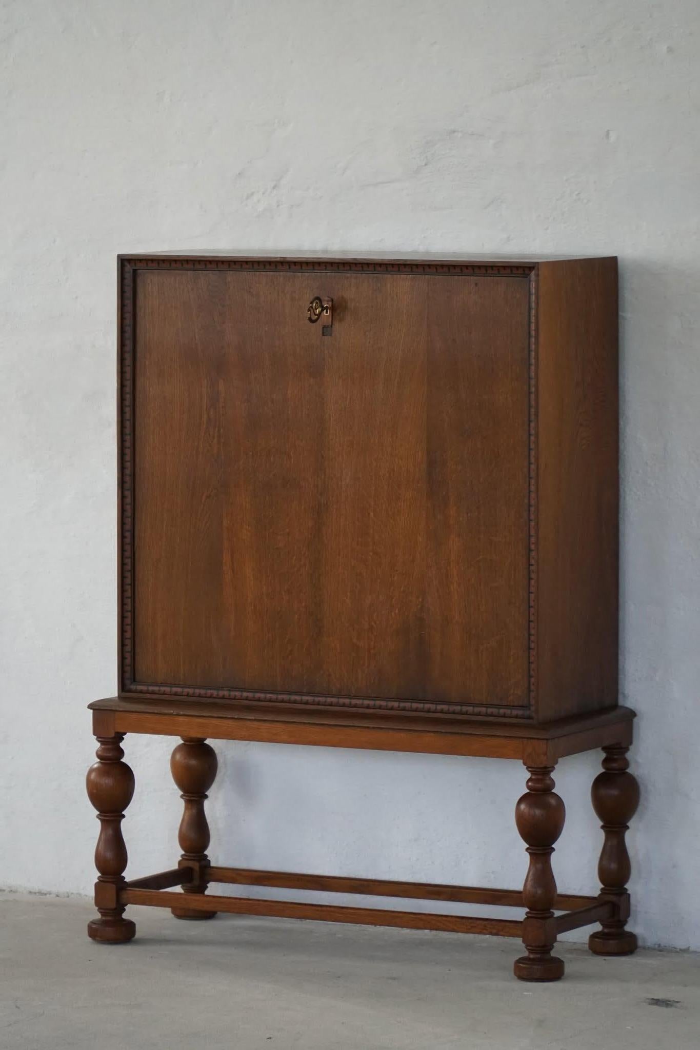 Dänischer moderner, einzigartiger handgefertigter Eichen-Sekretärschrank, Mitte 20. im Angebot 13