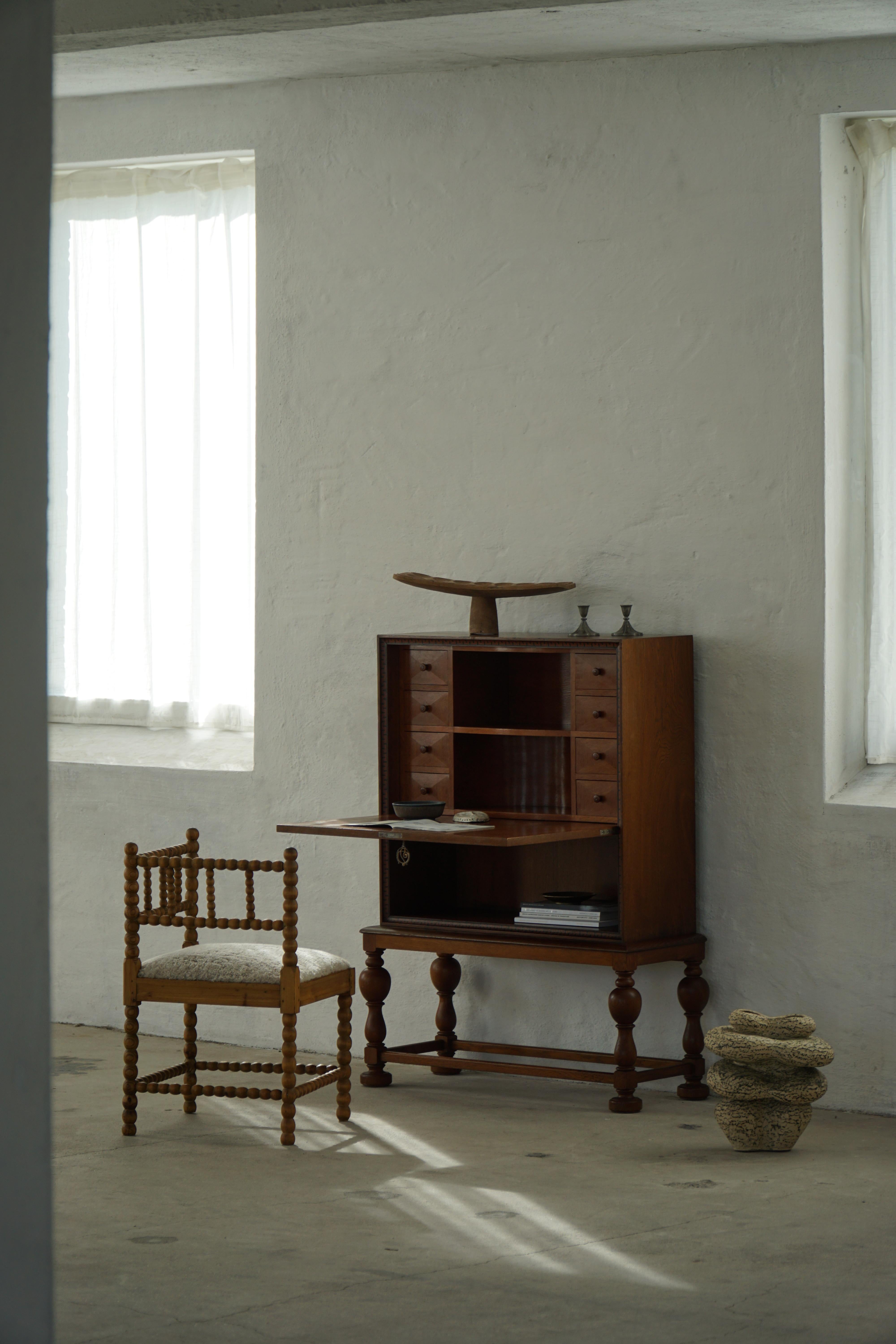 Dänischer moderner, einzigartiger handgefertigter Eichen-Sekretärschrank, Mitte 20. (Barock) im Angebot