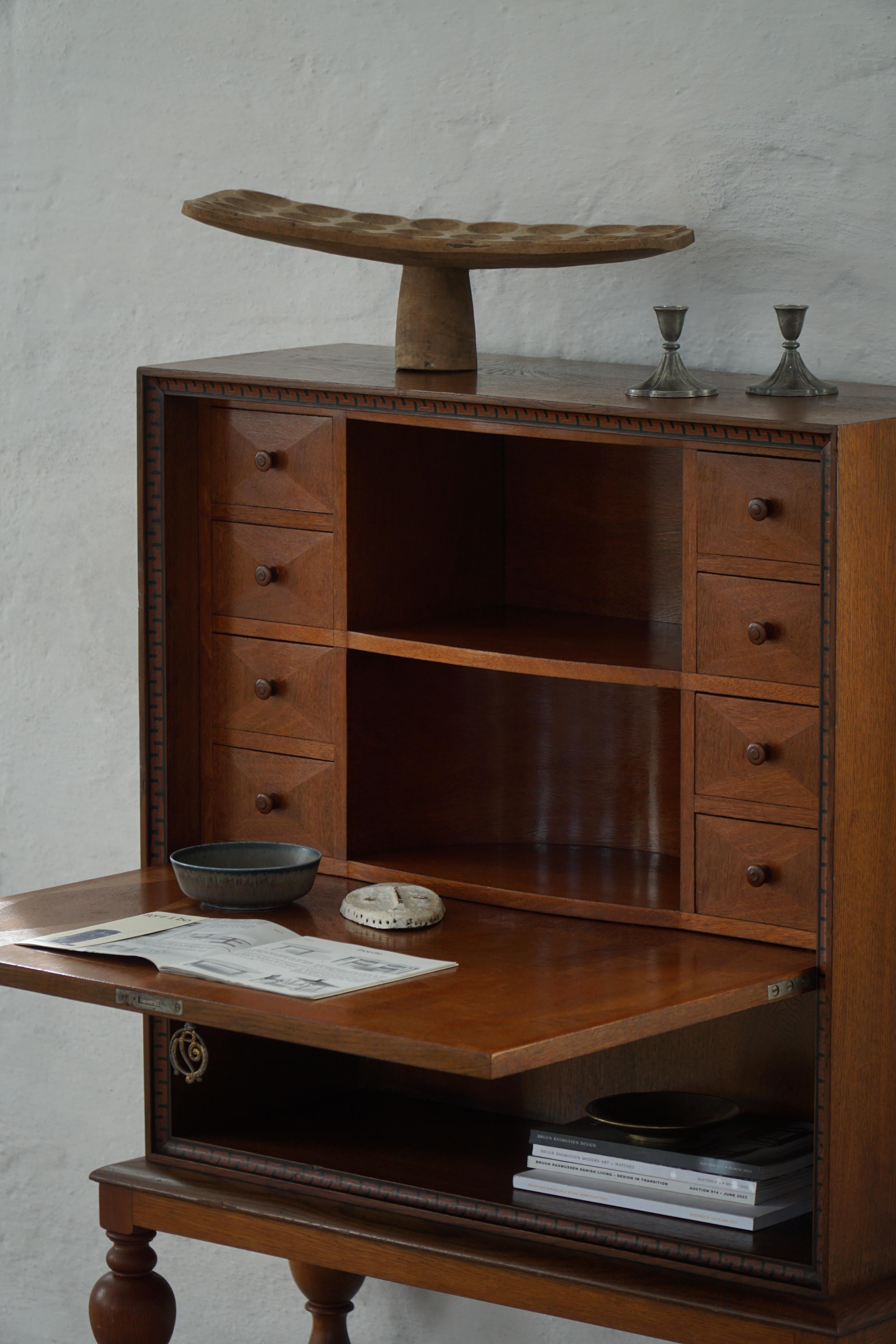 Dänischer moderner, einzigartiger handgefertigter Eichen-Sekretärschrank, Mitte 20. im Zustand „Gut“ im Angebot in Odense, DK