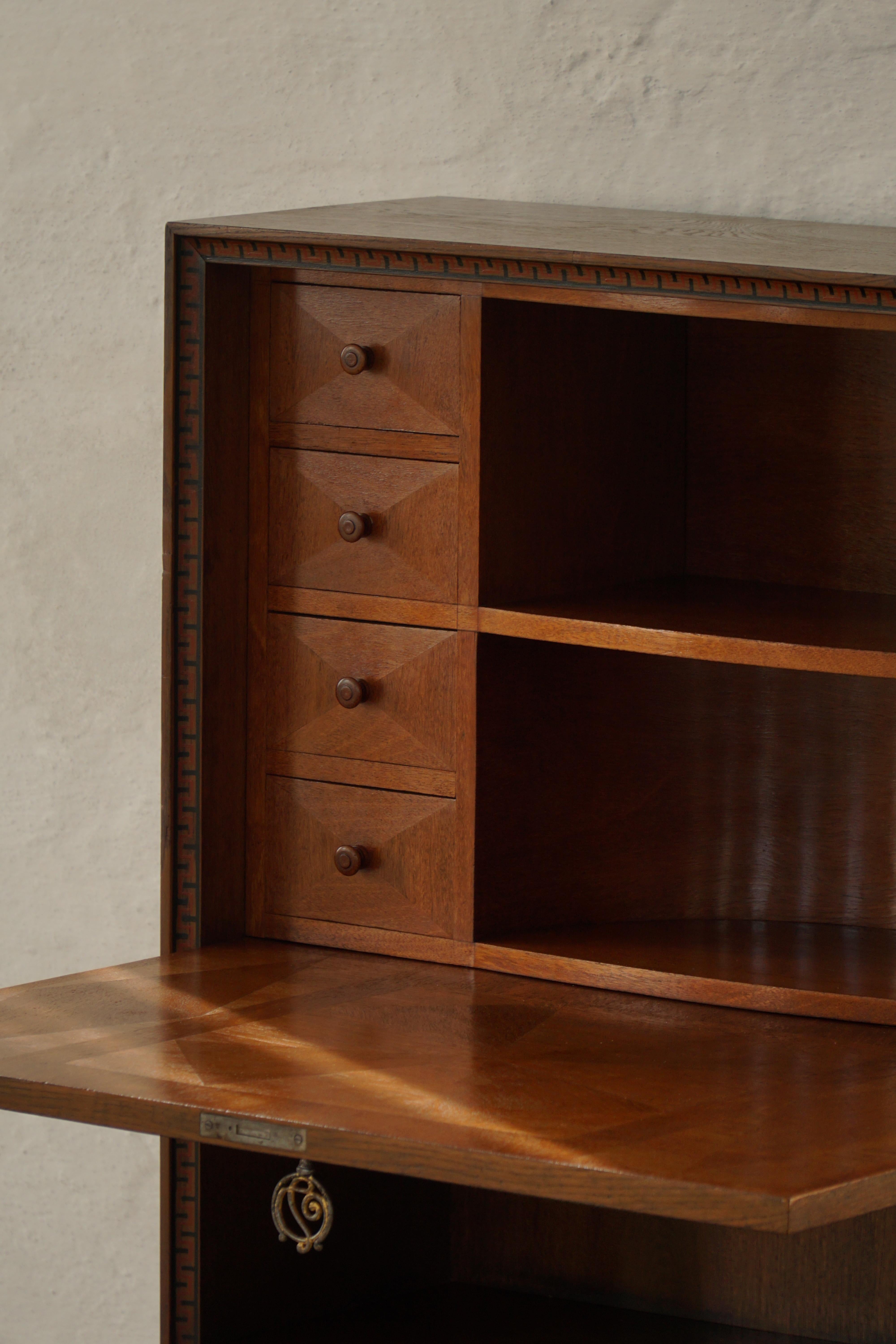 Dänischer moderner, einzigartiger handgefertigter Eichen-Sekretärschrank, Mitte 20. (20. Jahrhundert) im Angebot