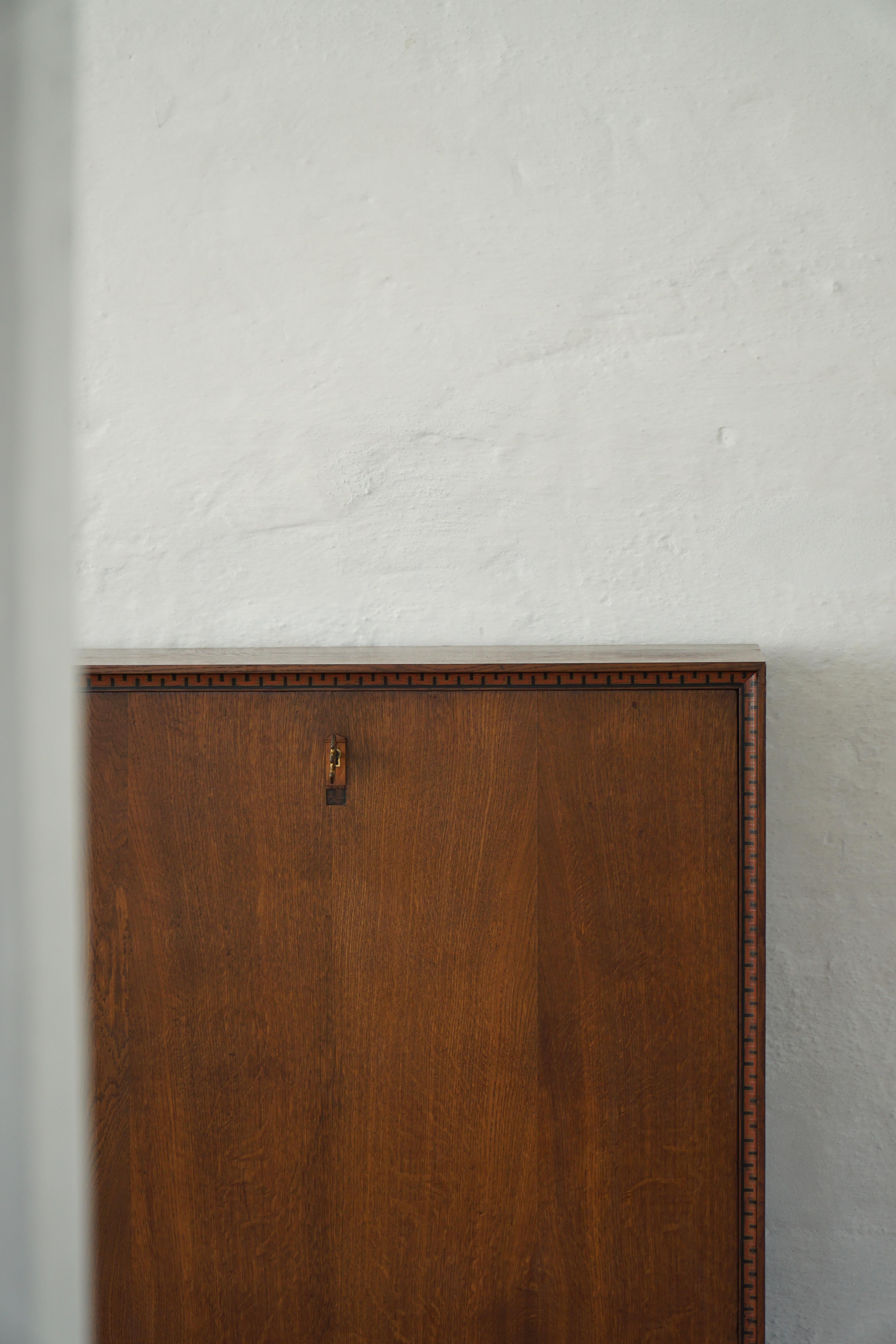 Dänischer moderner, einzigartiger handgefertigter Eichen-Sekretärschrank, Mitte 20. im Angebot 1