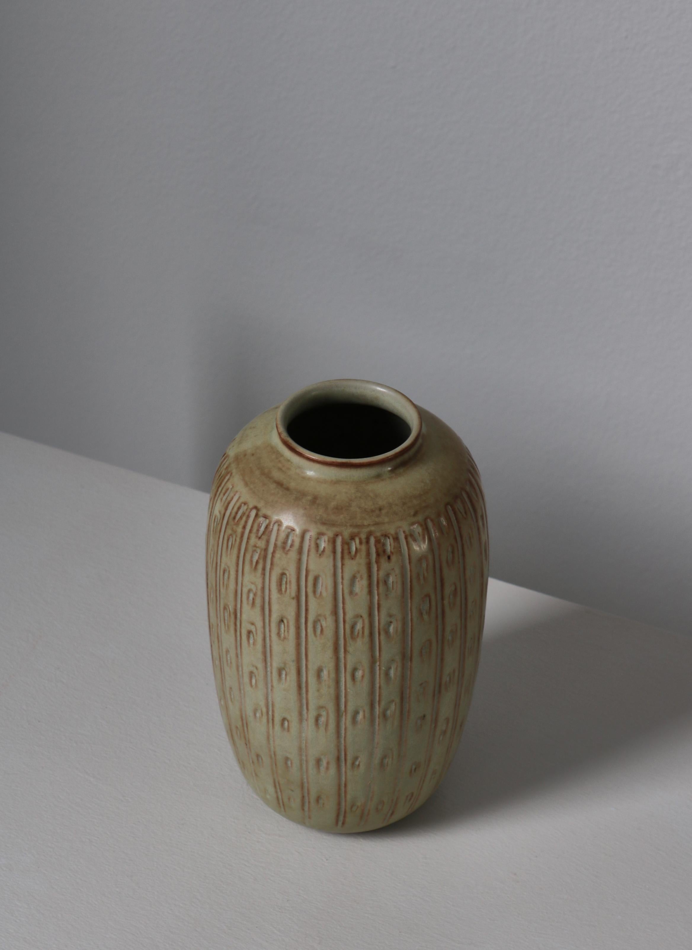 Scandinave moderne Vase moderne danois en grès de Gerd Bøgelund, Royal Copenhagen, 1960 en vente