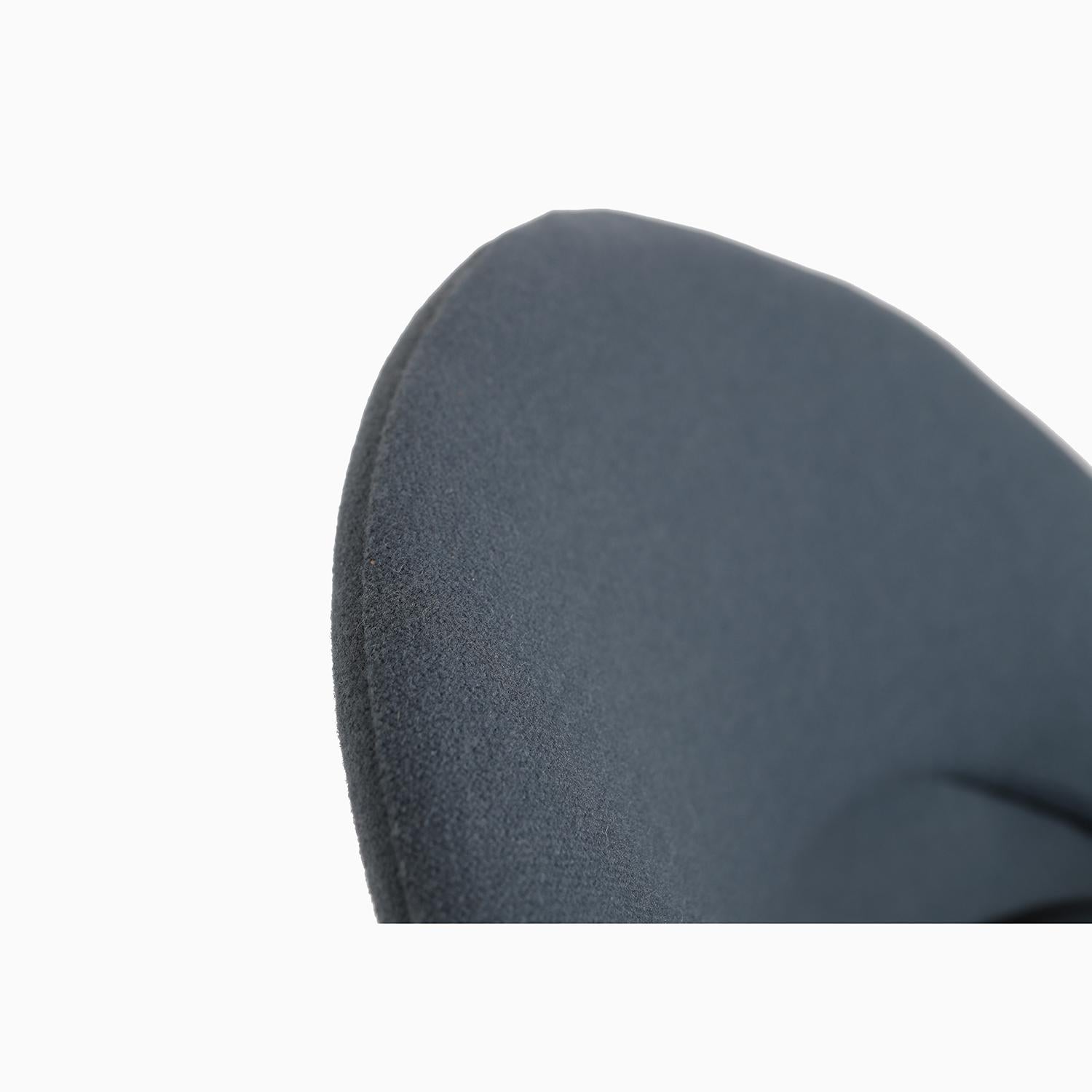 Dänischer moderner Verner Panton Kegel-Stuhl (Metall) im Angebot