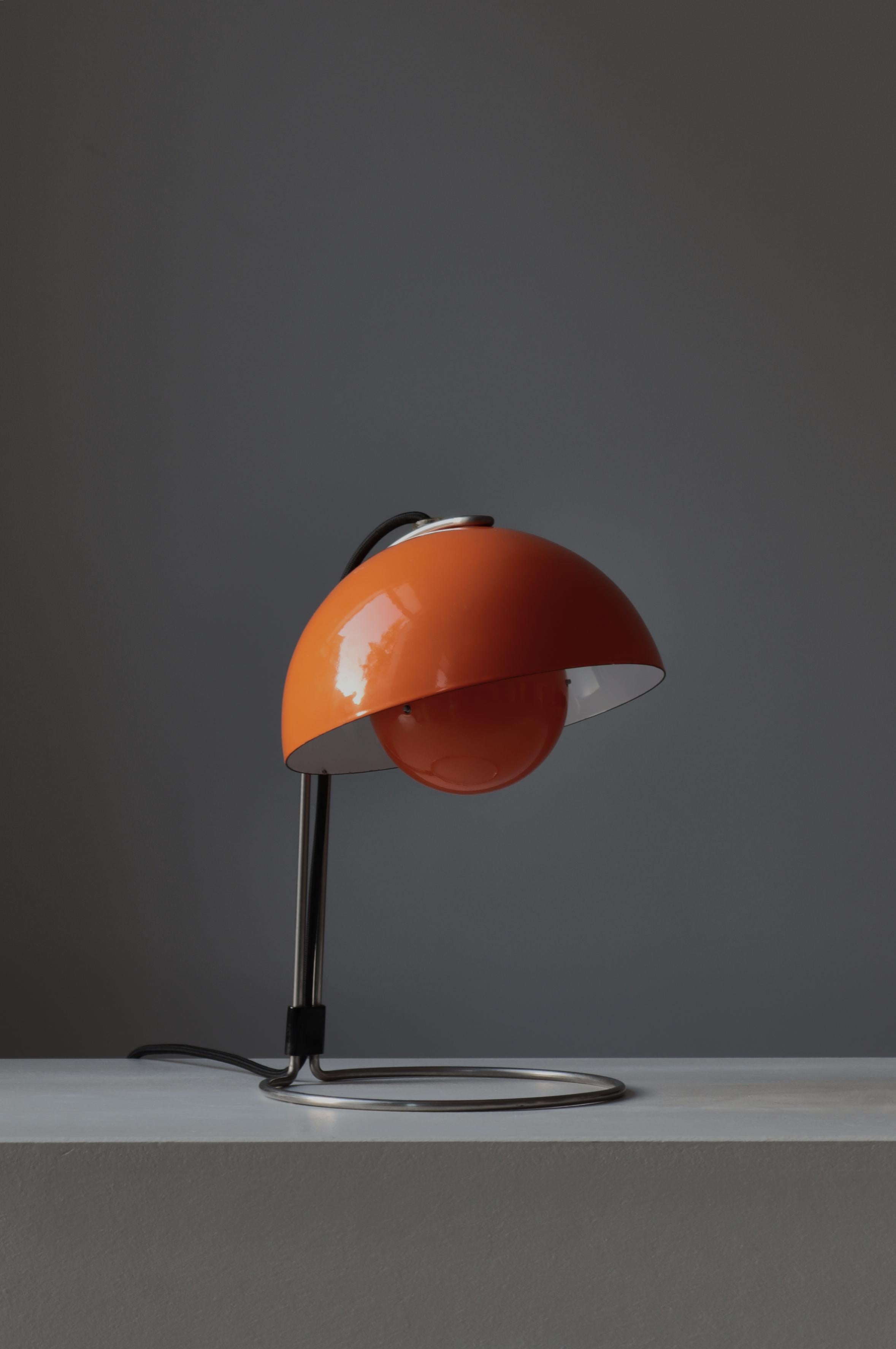 Danois Lampe de table moderne danoise Verner Panton orange, Louis Poulsen, 1968 en vente