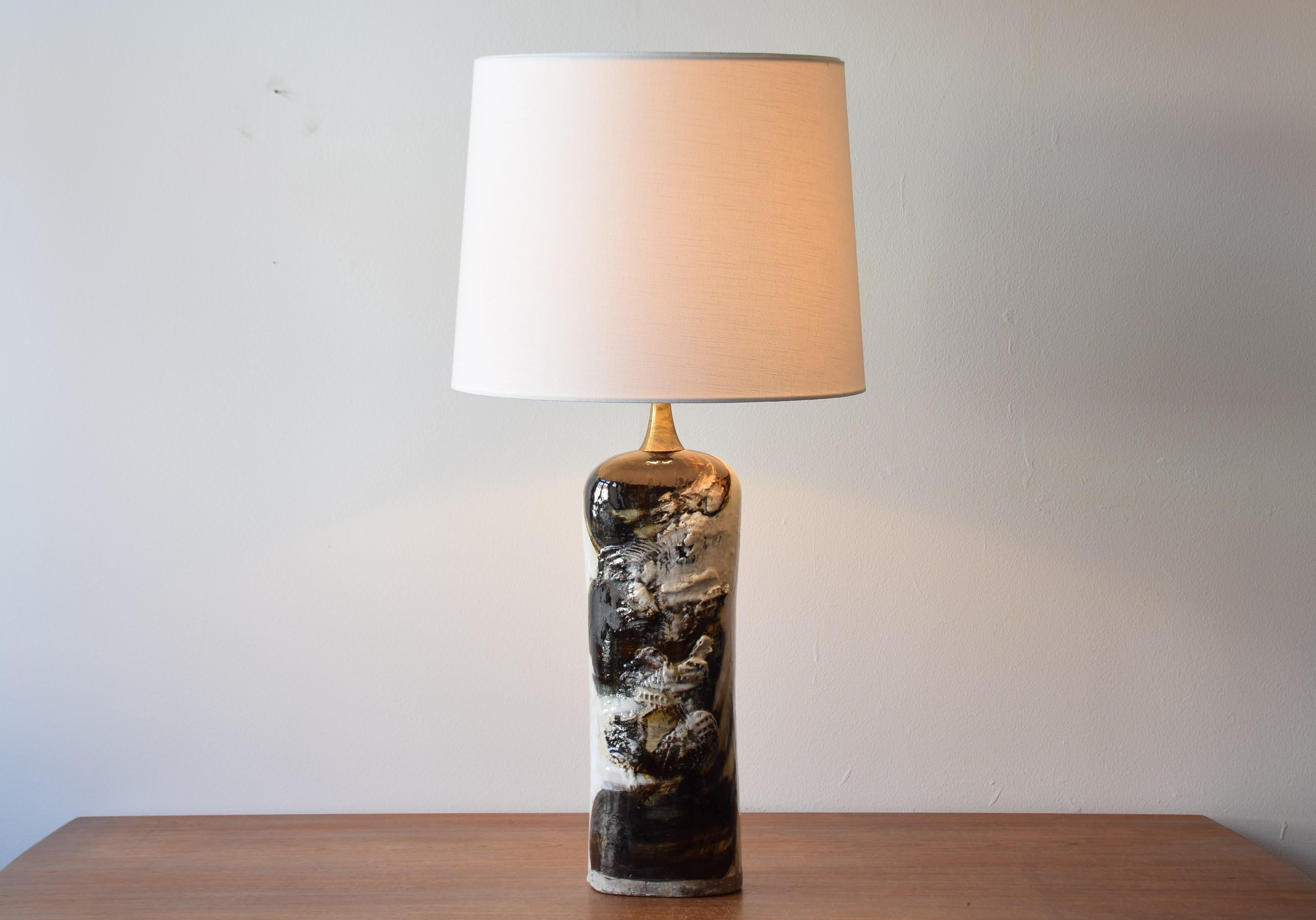 Rare tall sized Danish Mid-century ceramic table lamp by Danish ceramist Jeppe Hagedorn-Olsen (1929-2011). Made ca 1960s.
The lamp base has a slightly body shaped form with shoulders and waist beautifully accentuated by the elegantly shaped brass