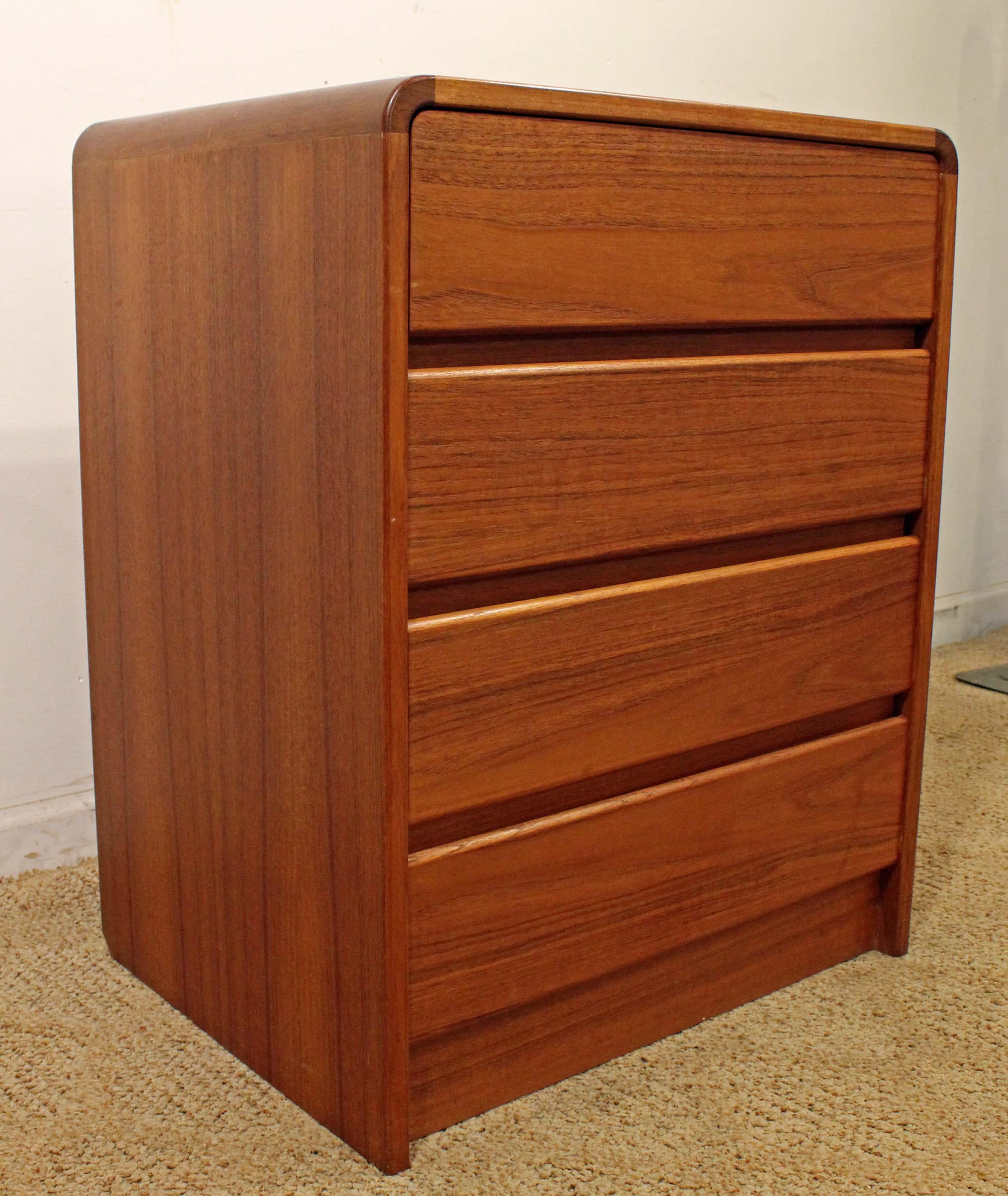 Offered is a Danish modern lingerie chest made by Vinde Mobler. The piece is made of teak and has seven drawers. It is in excellent condition, shows some minor wear. It is signed.

Dimensions:
23.25