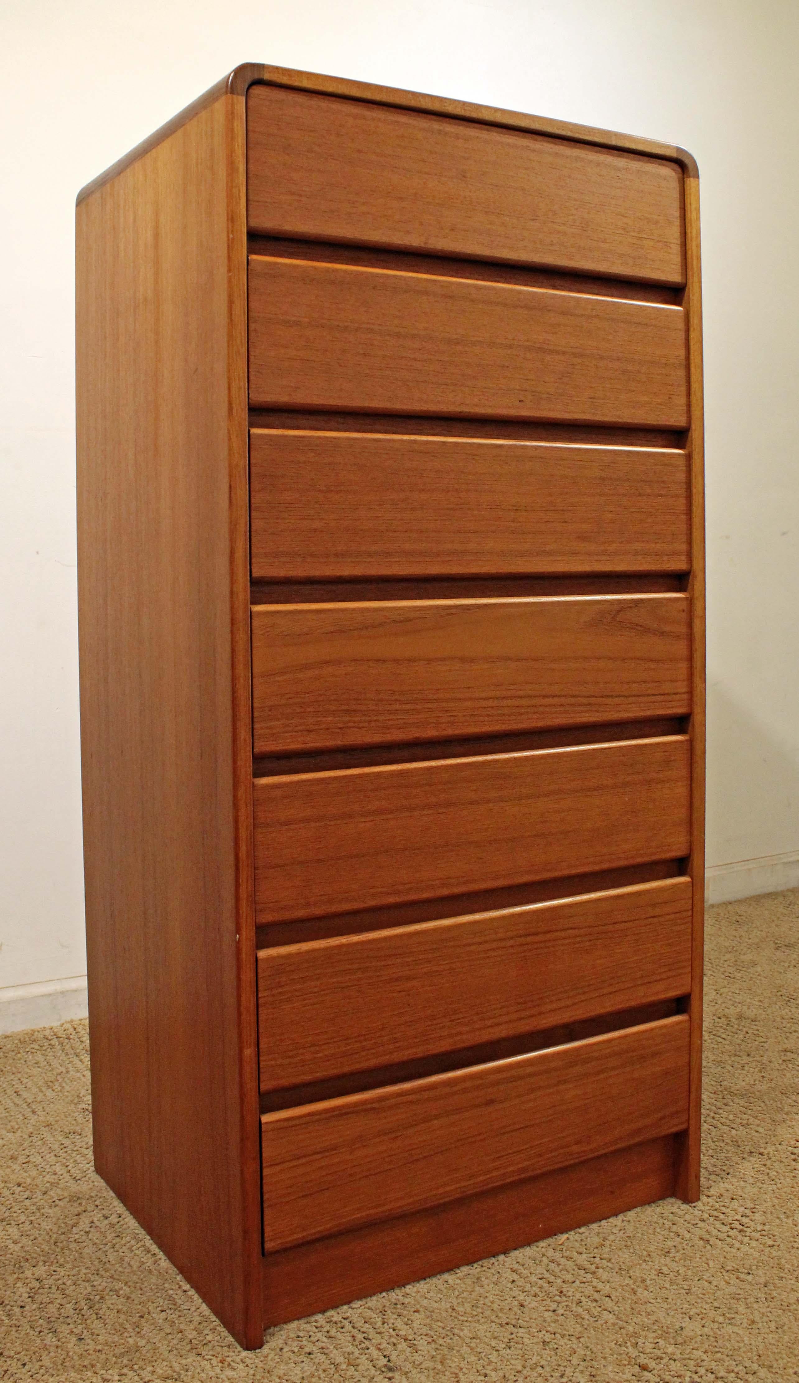 Offered is a Danish modern lingerie chest made by Vinde Mobler. The piece is made of teak and has seven drawers. It is in excellent condition, shows some minor wear. It is signed. Check out our other listings for more Mid-Century Modern