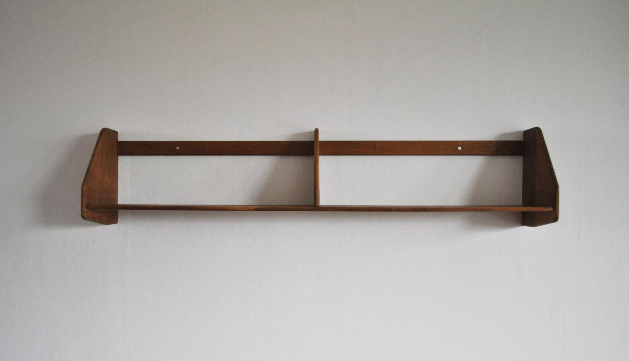 Wall bookshelf made in solid oak. Designed by Hans J. Wegner produced by Ry Møbler for Illums Bolighus in the 1950s.
Signs of wear consistent with age and use.
 