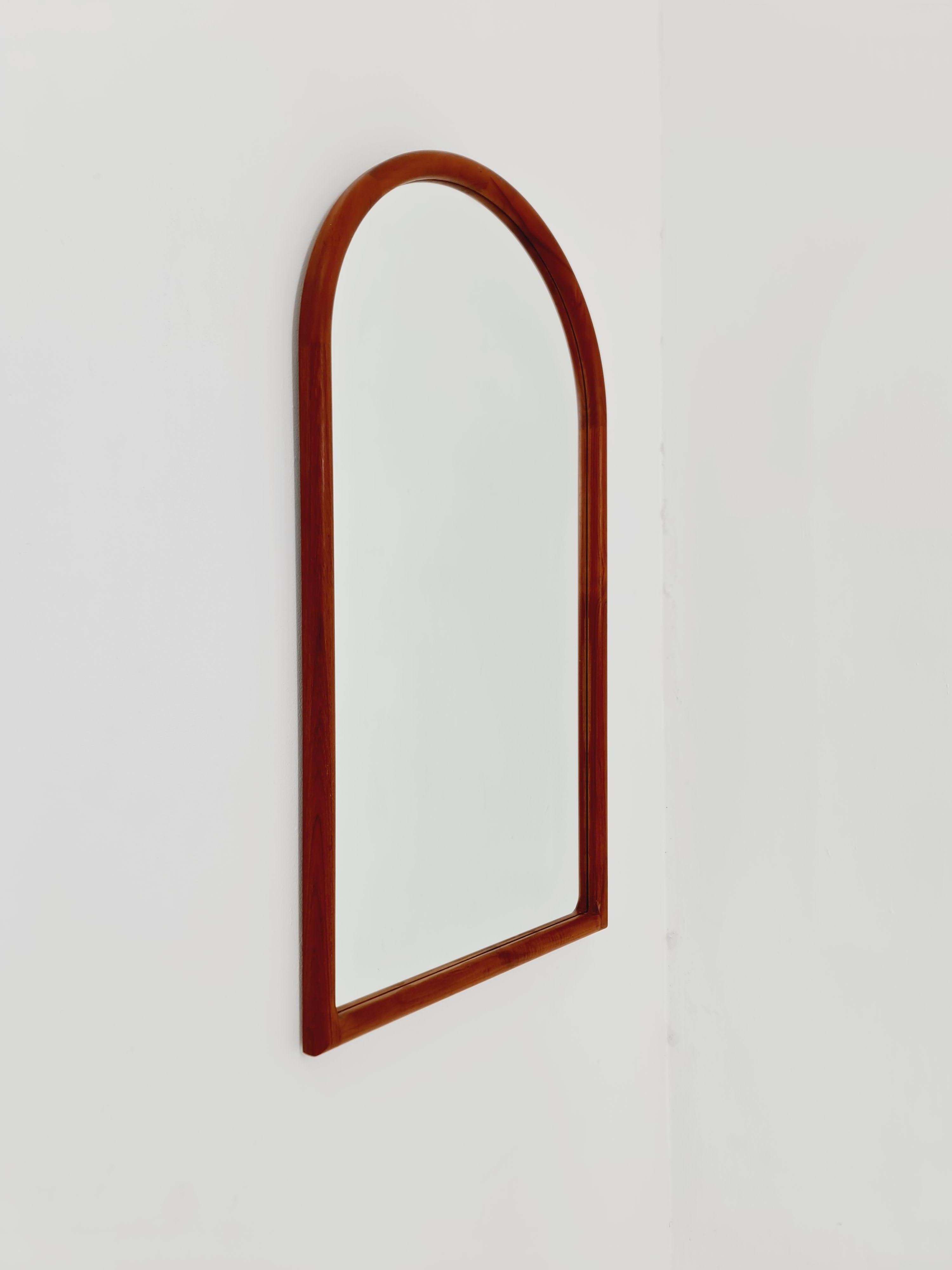 Teakholz Dänische Mitte des Jahrhunderts Moderne Wandspiegel Von Kai Kristiansen für Aksel Kjersgaard ,  1960s

Hergestellt in Dänemark 

Design/One:  Kai Kristiansen

MATERIALIEN: Teakholz, Glas

Höhe:  112 Zentimeter Breite: 60 Zentimeter Tiefe: