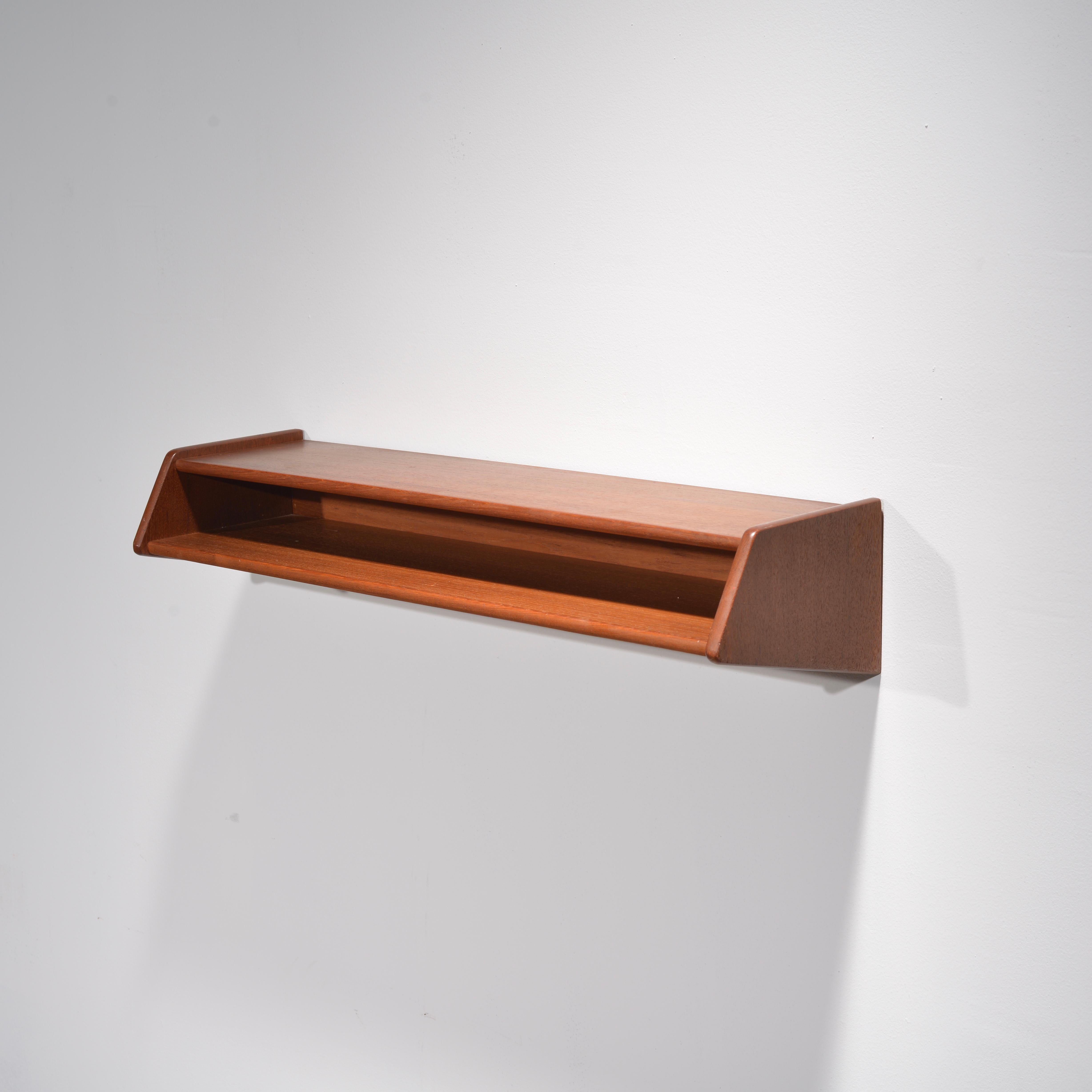 Early Danish modern wall-mounted teak shelf, circa 1950.
In excellent condition.