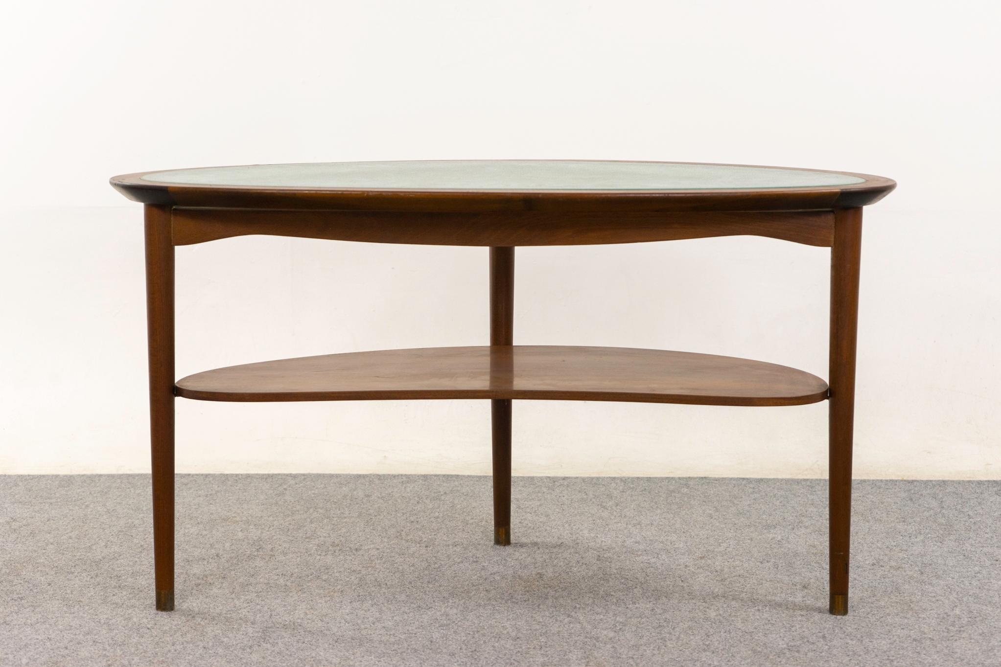 Table basse danoise moderne en noyer et verre en vente 2