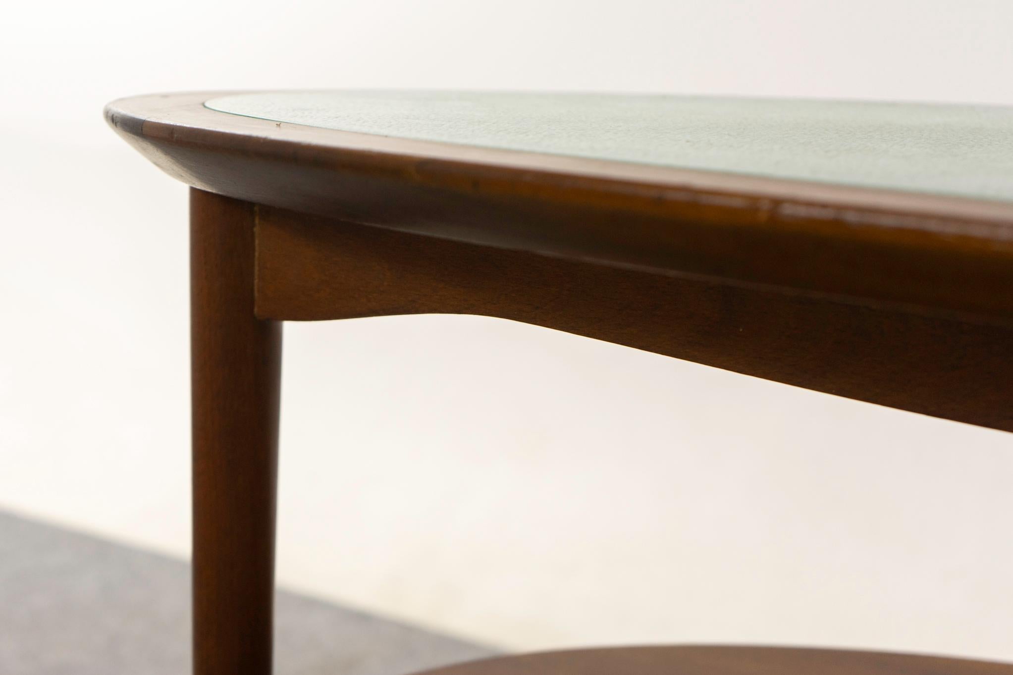 Table basse danoise moderne en noyer et verre en vente 3