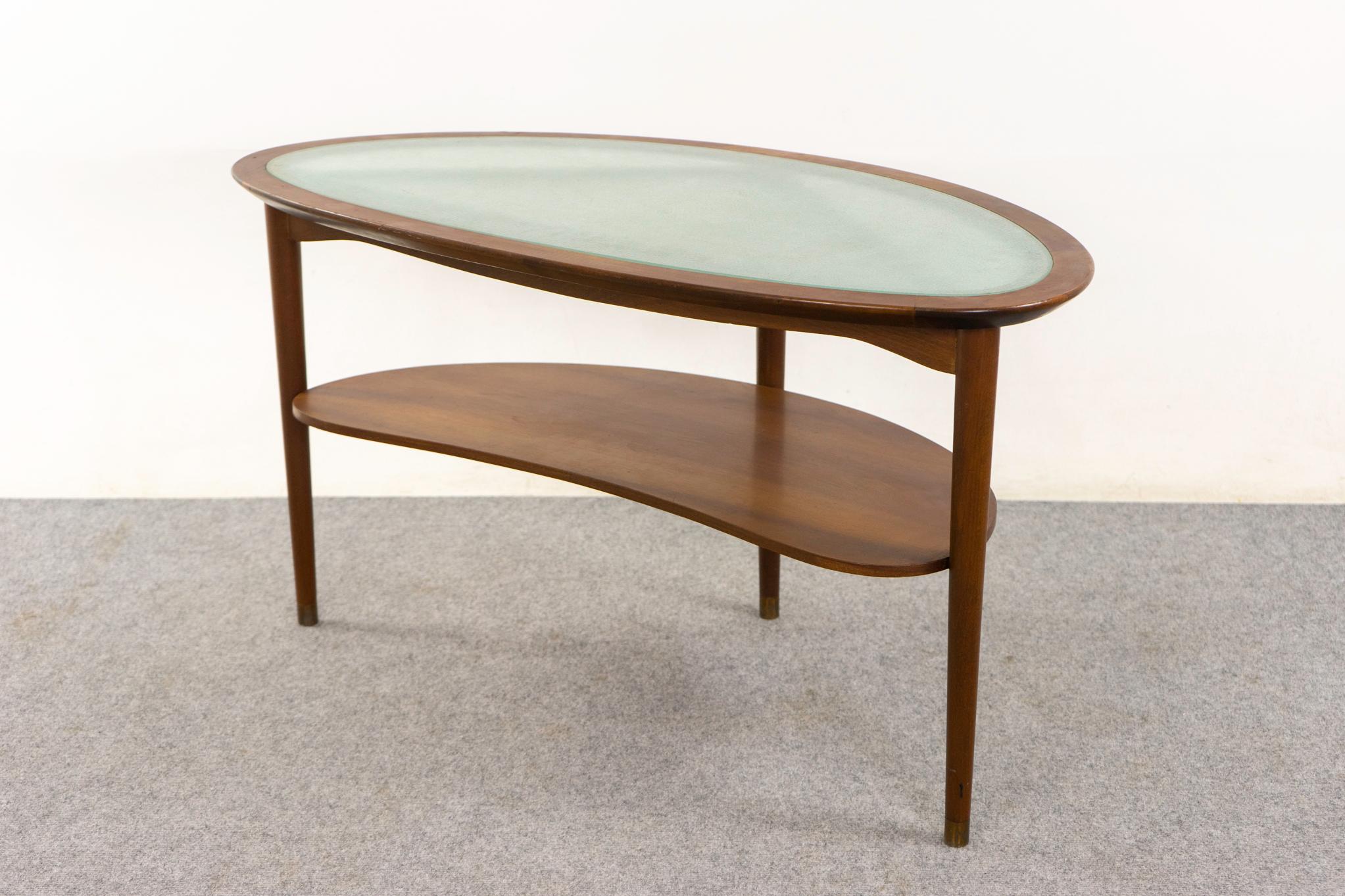 Table basse danoise moderne en noyer et verre en vente 4