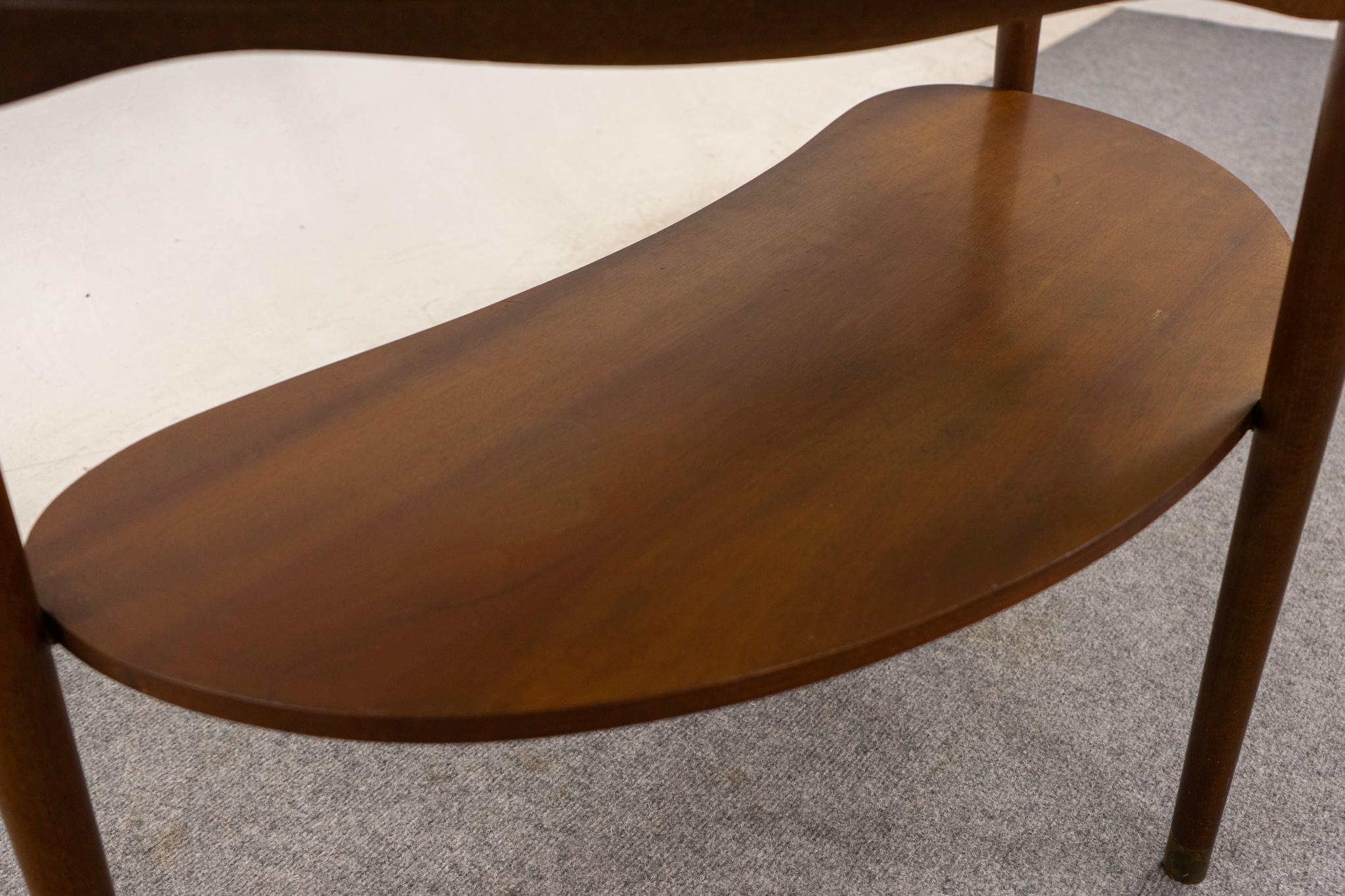 Scandinave moderne Table basse danoise moderne en noyer et verre en vente