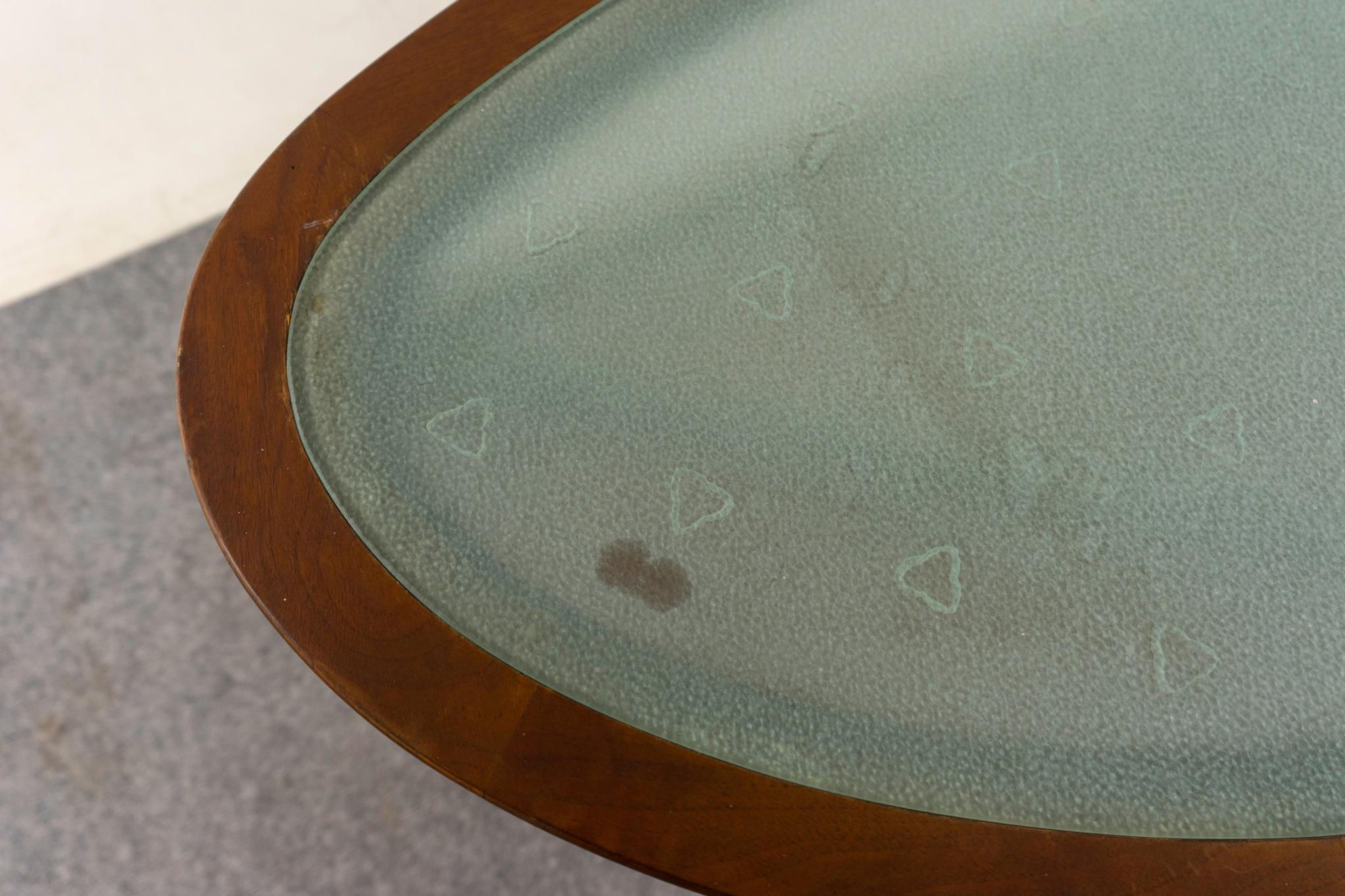 Danois Table basse danoise moderne en noyer et verre en vente