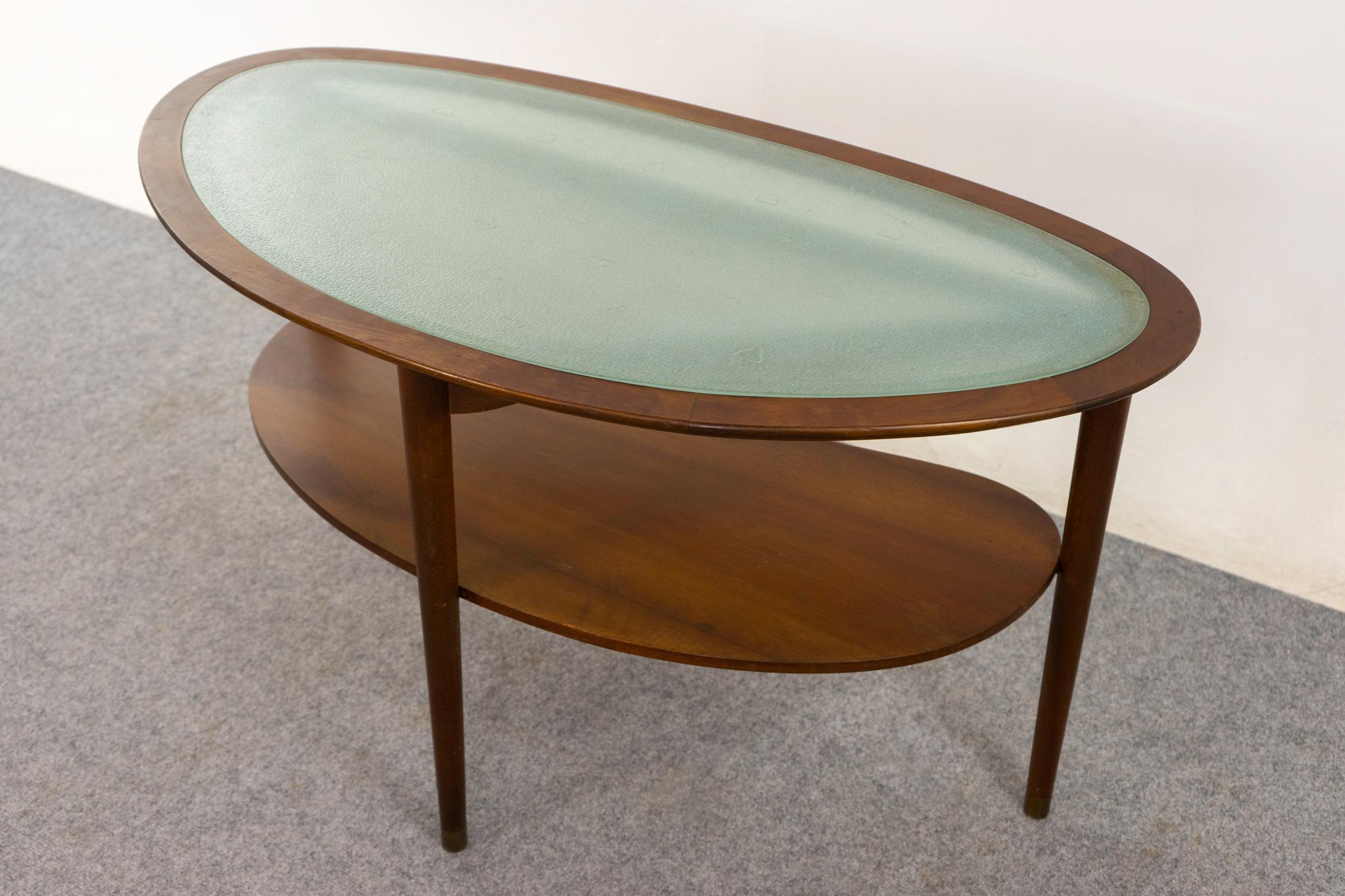 Placage Table basse danoise moderne en noyer et verre en vente