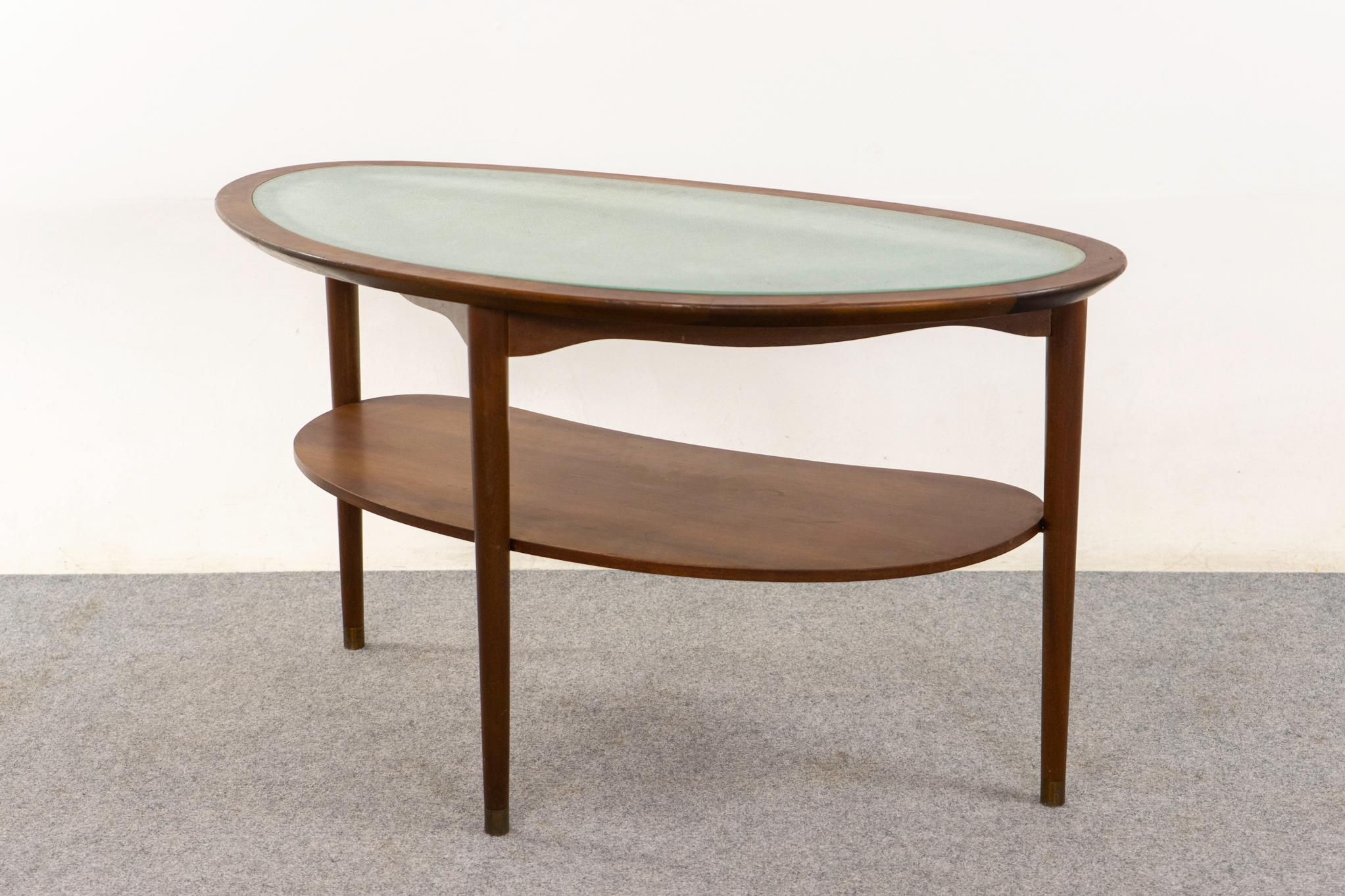 Table basse danoise moderne en noyer et verre Bon état - En vente à VANCOUVER, CA