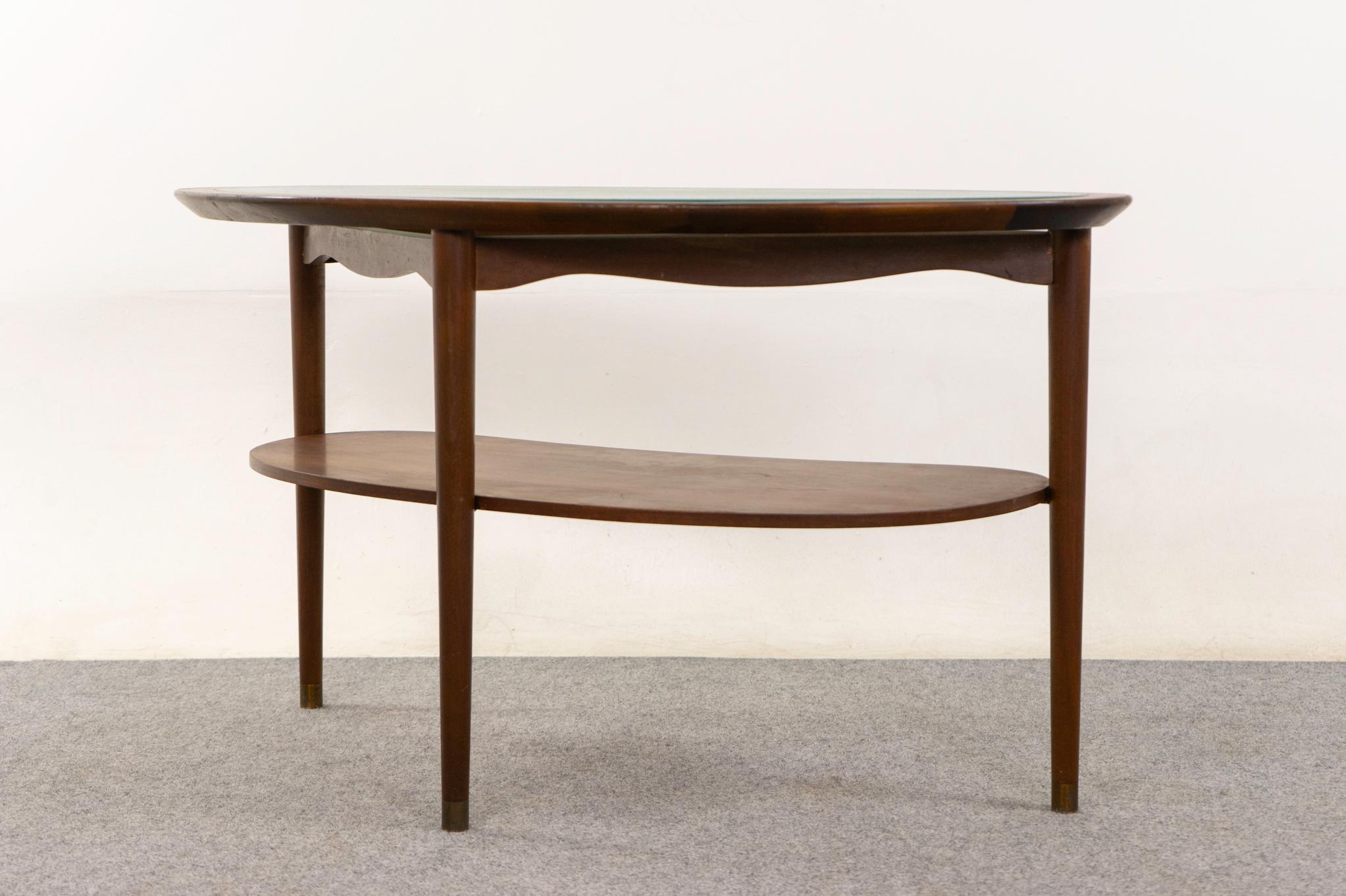 Milieu du XXe siècle Table basse danoise moderne en noyer et verre en vente