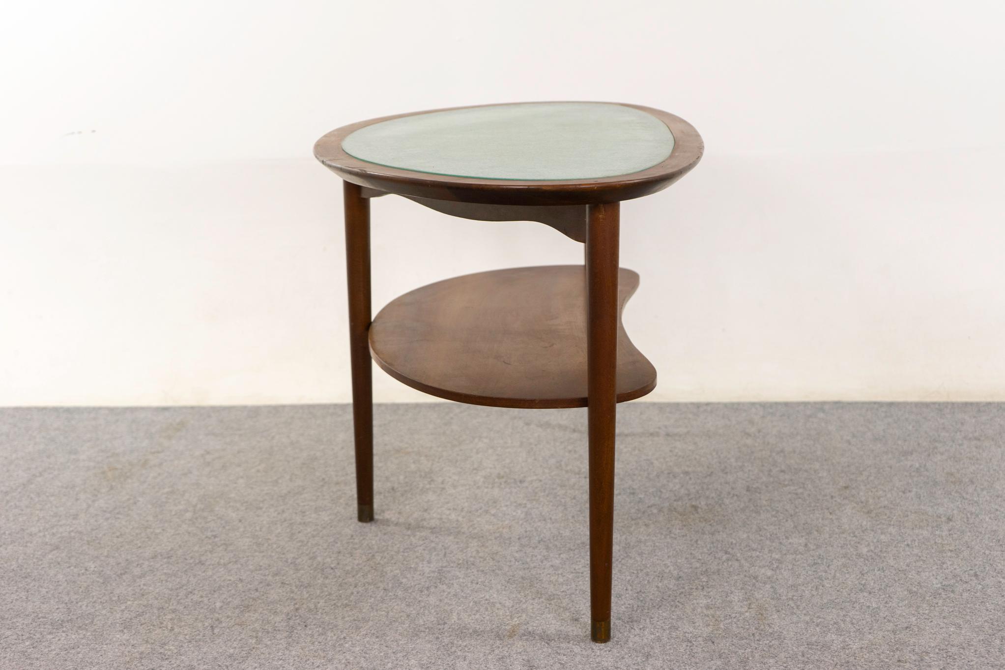 Table basse danoise moderne en noyer et verre en vente 1