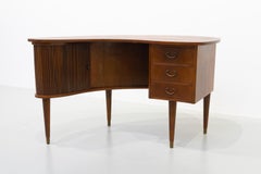 Danish Modern Walnut Kidney Desk by Tibergaard for Ikast Møbelfabrik, 1950s.
