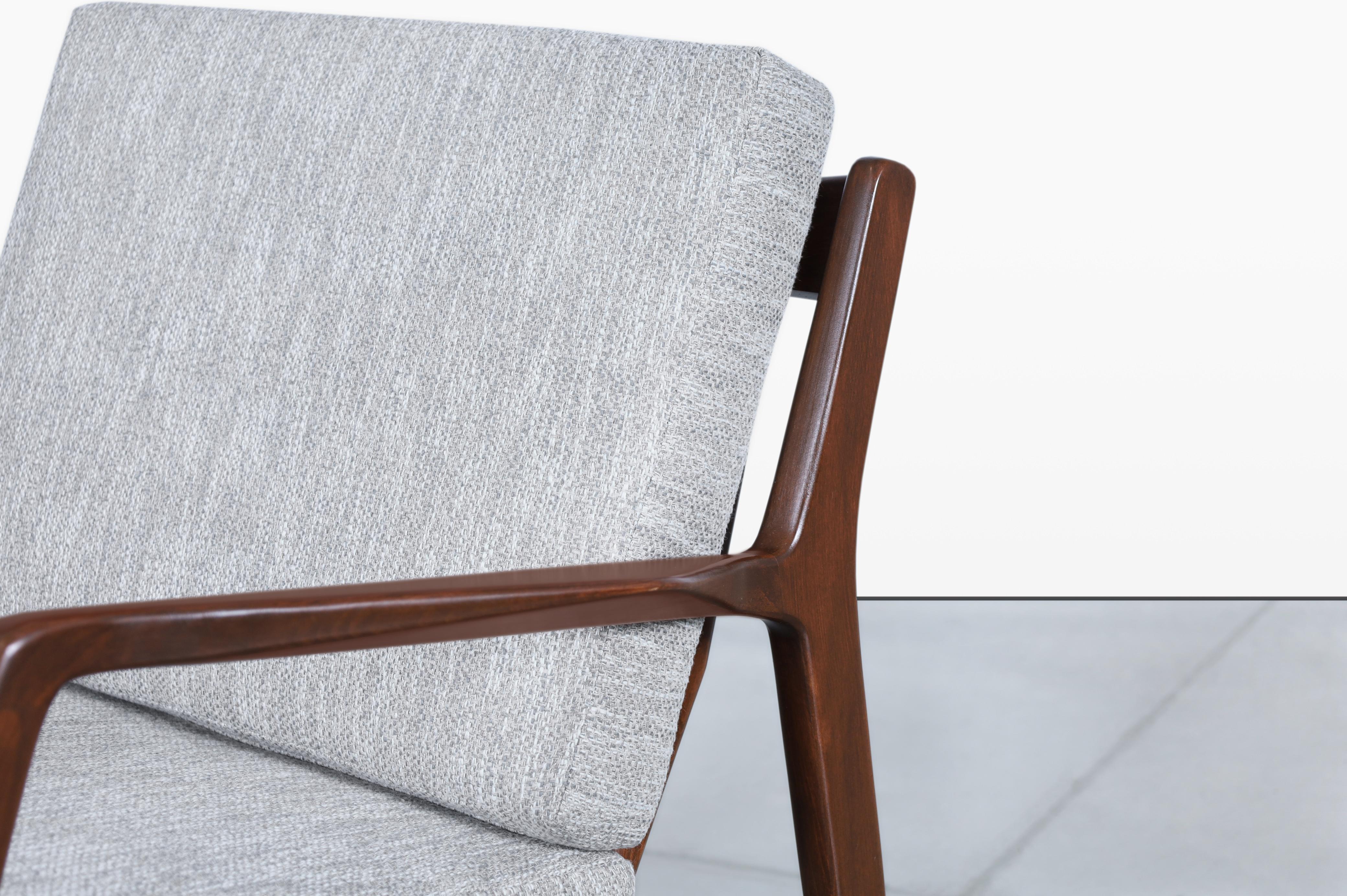 Silla de salón danesa moderna de nogal de Ib Kofod-Larsen Moderno de mediados de siglo en venta