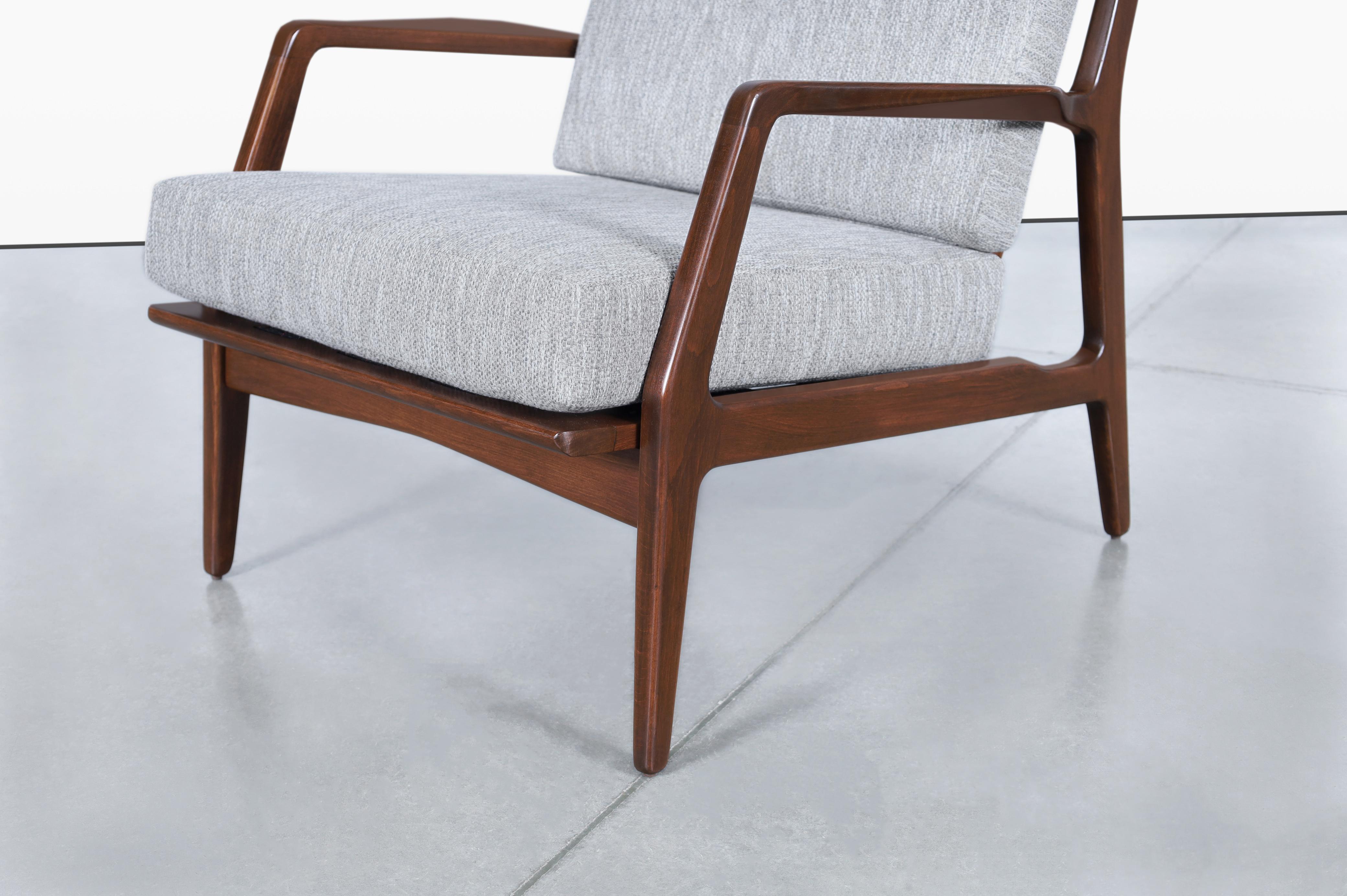 Silla de salón danesa moderna de nogal de Ib Kofod-Larsen Danés en venta