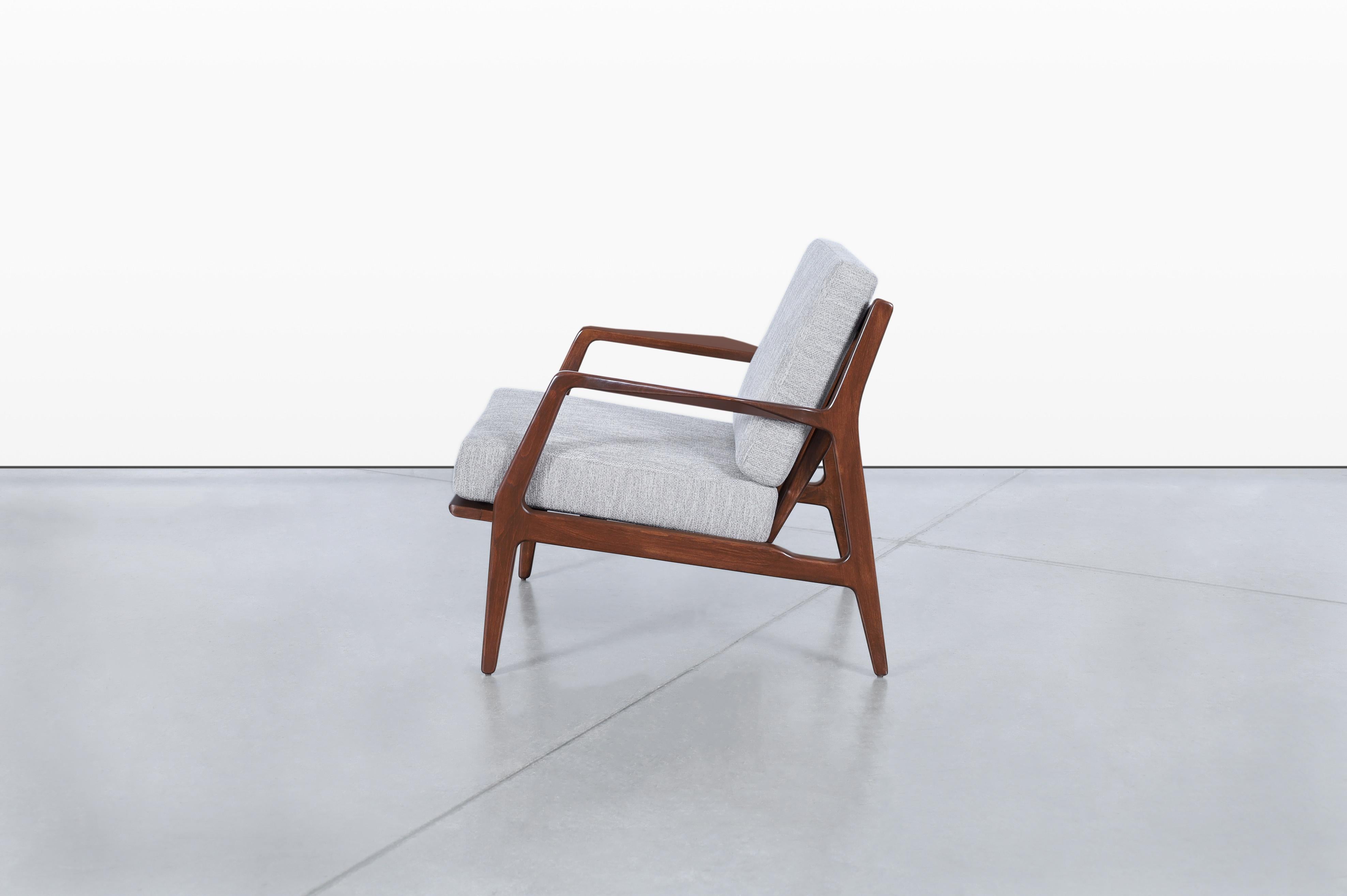 Silla de salón danesa moderna de nogal de Ib Kofod-Larsen mediados del siglo XX en venta
