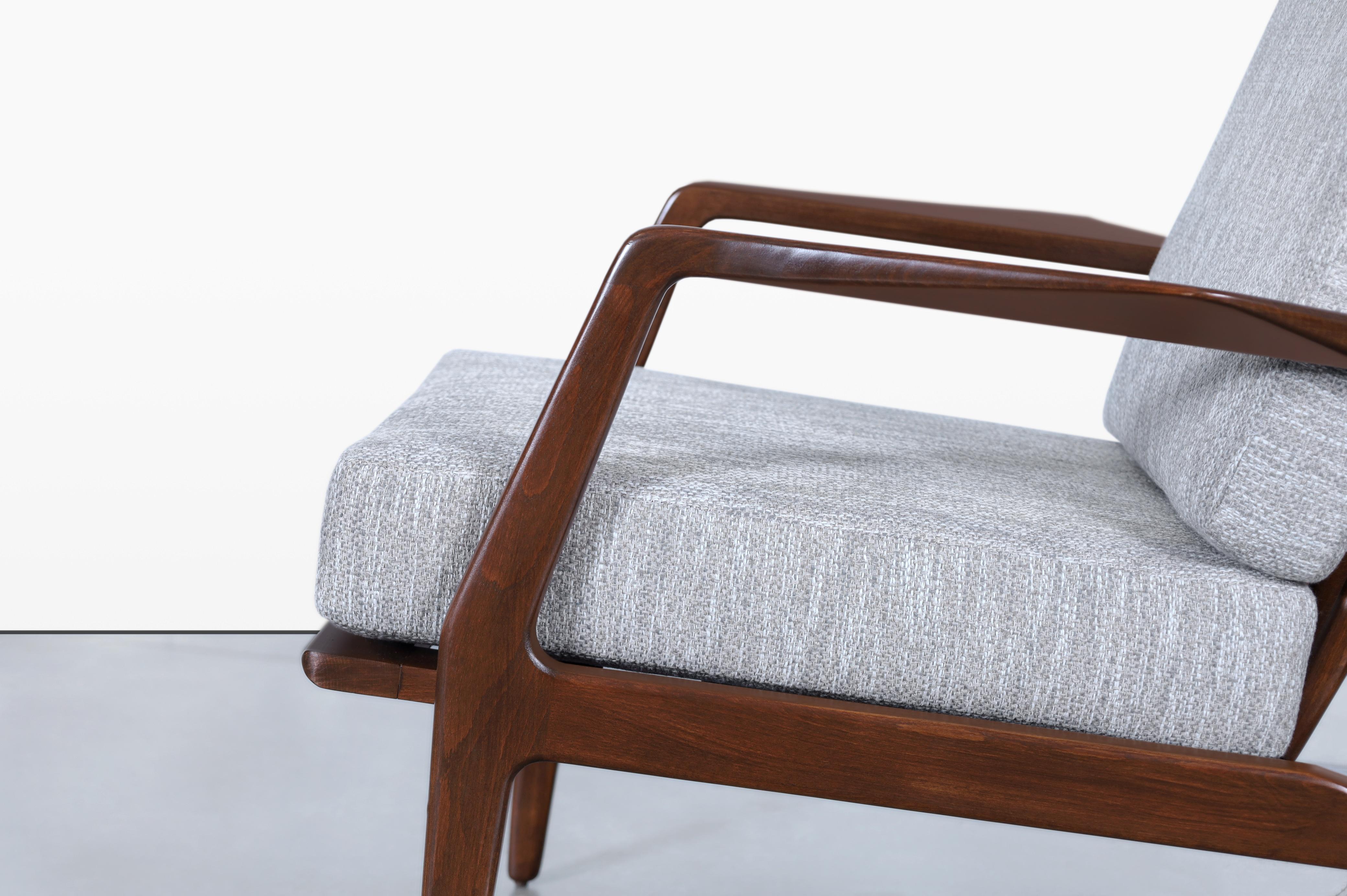Silla de salón danesa moderna de nogal de Ib Kofod-Larsen Tela en venta