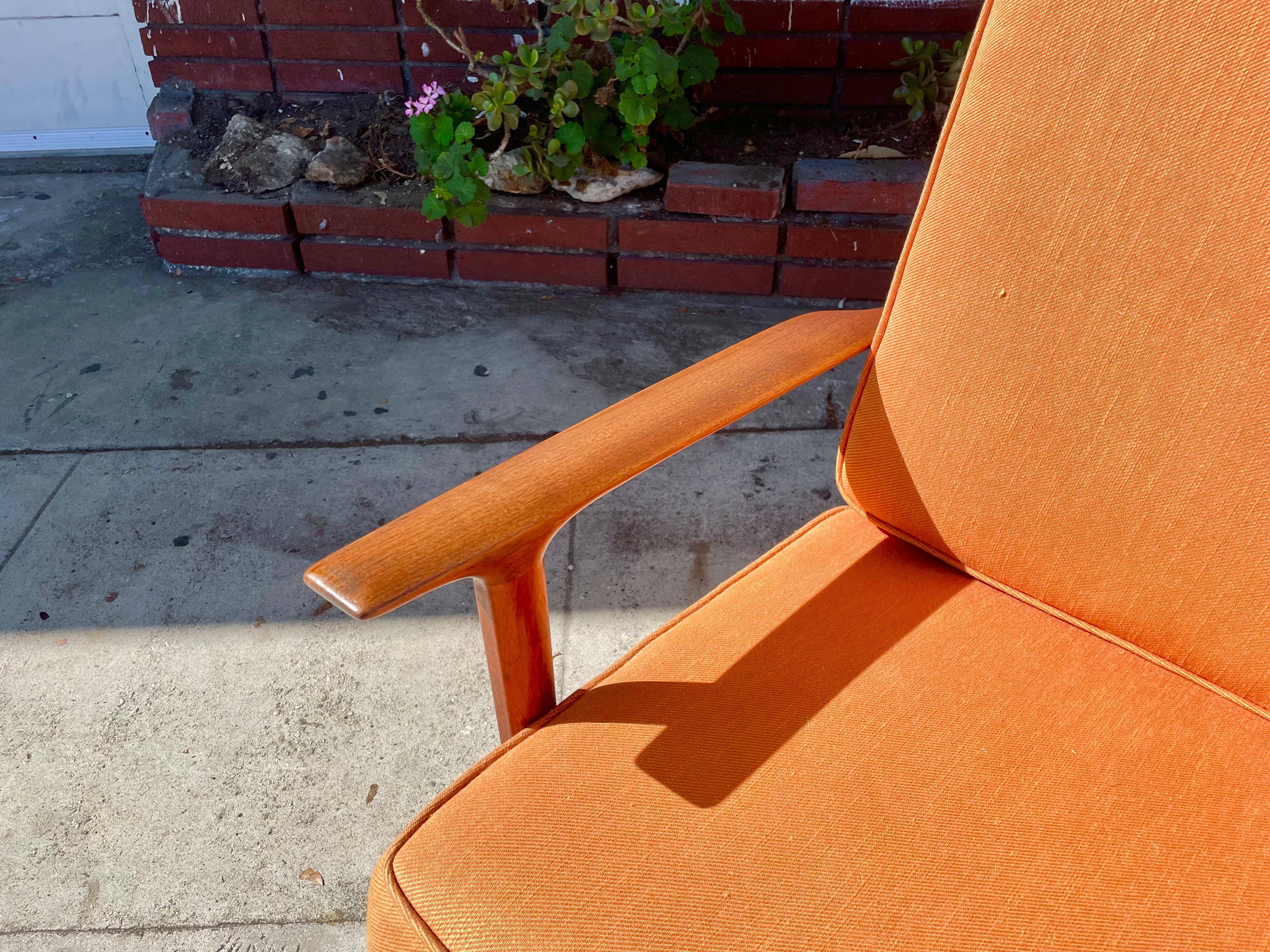 Dänischer moderner Loungesessel aus Nussbaumholz von Ib Kofod Larsen für Selig im Zustand „Gut“ im Angebot in North Hollywood, CA