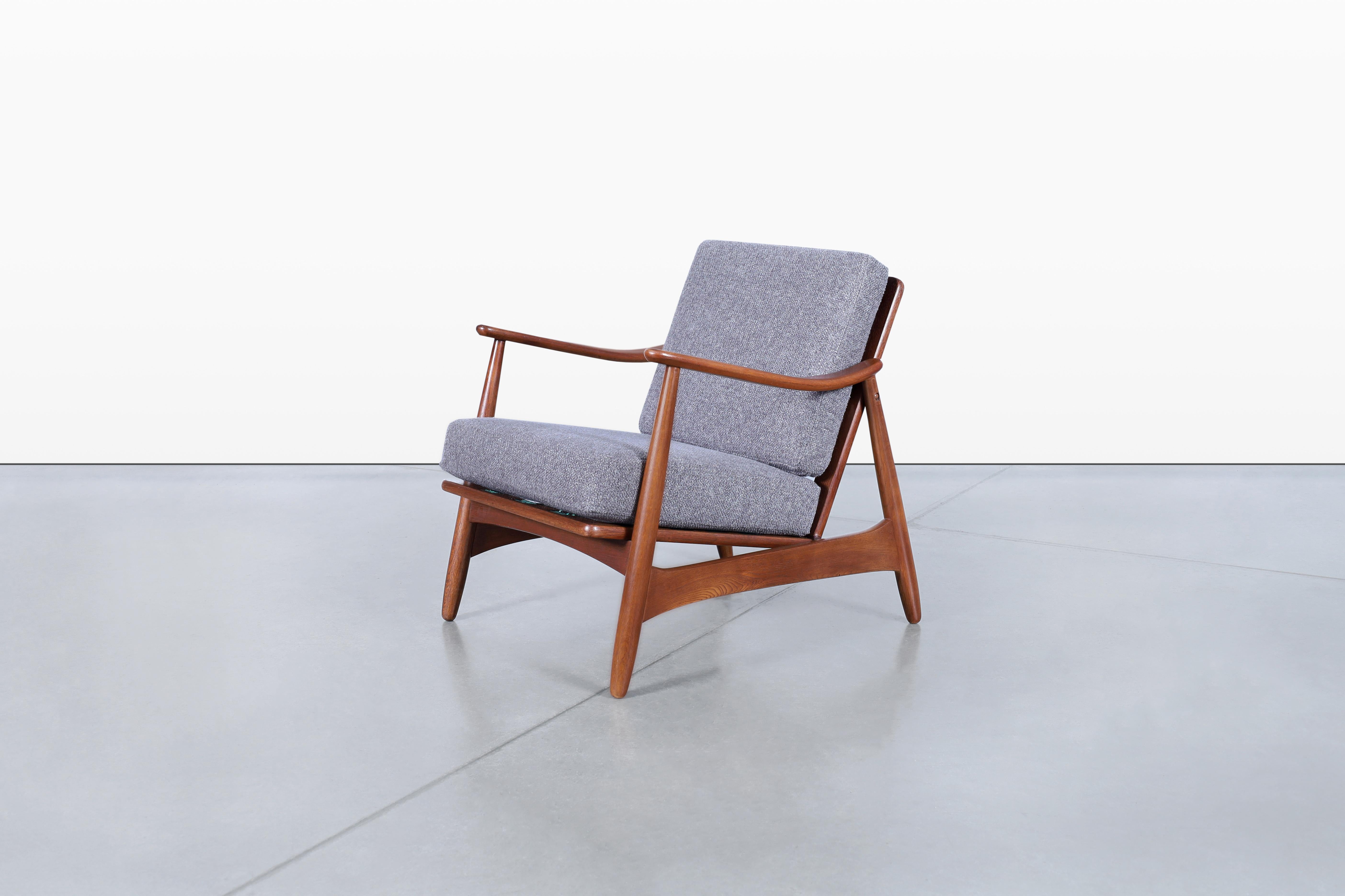 Imagina un mueble que no sólo sirva para algo, sino que también realce la belleza de tu espacio. Me complace presentarte la tumbona moderna danesa de nogal, un impresionante diseño del célebre Torben Strandgaard, fabricado por Falster Møbelfabrik en