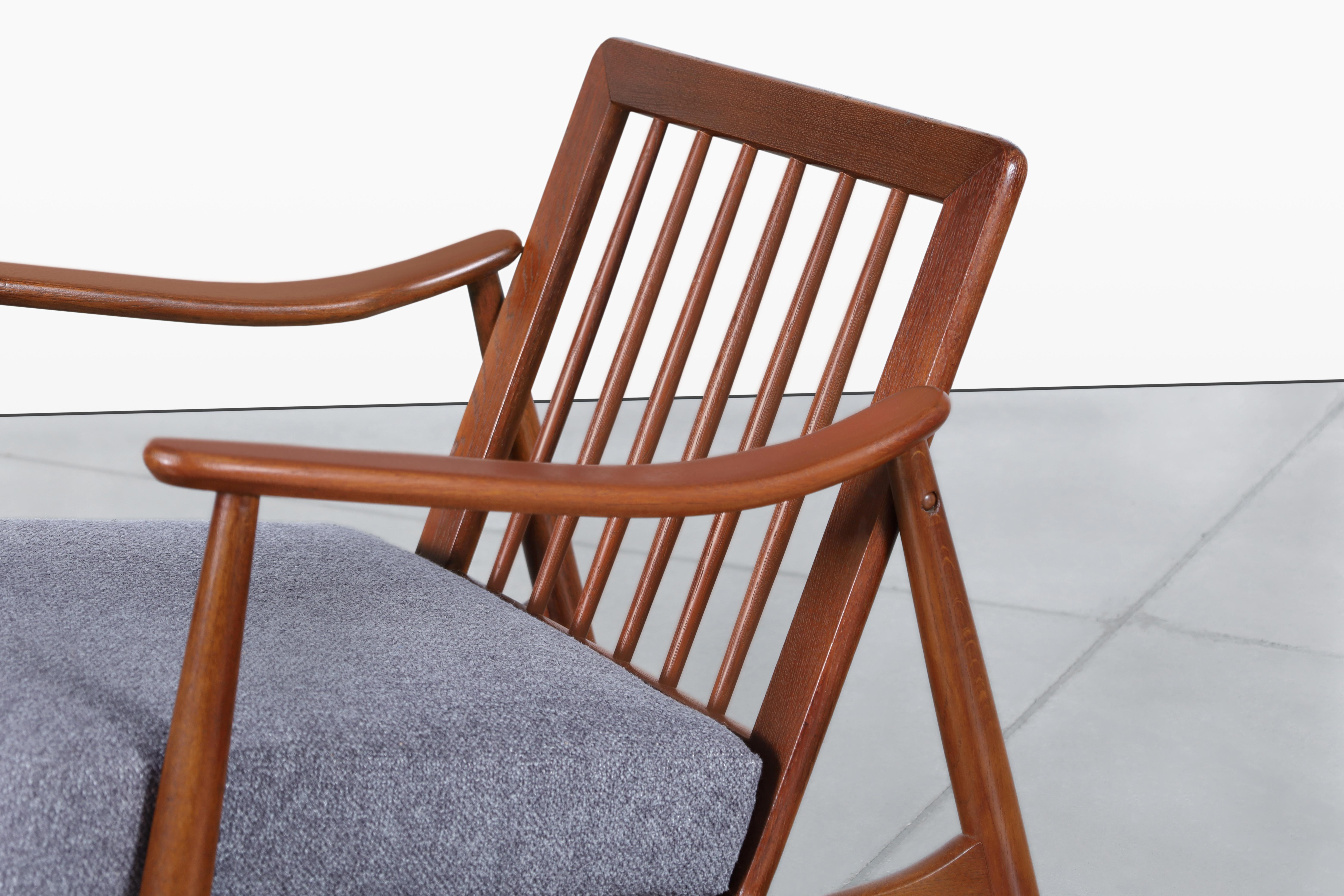 Silla de salón moderna danesa de nogal de Torben Strandgaard mediados del siglo XX en venta