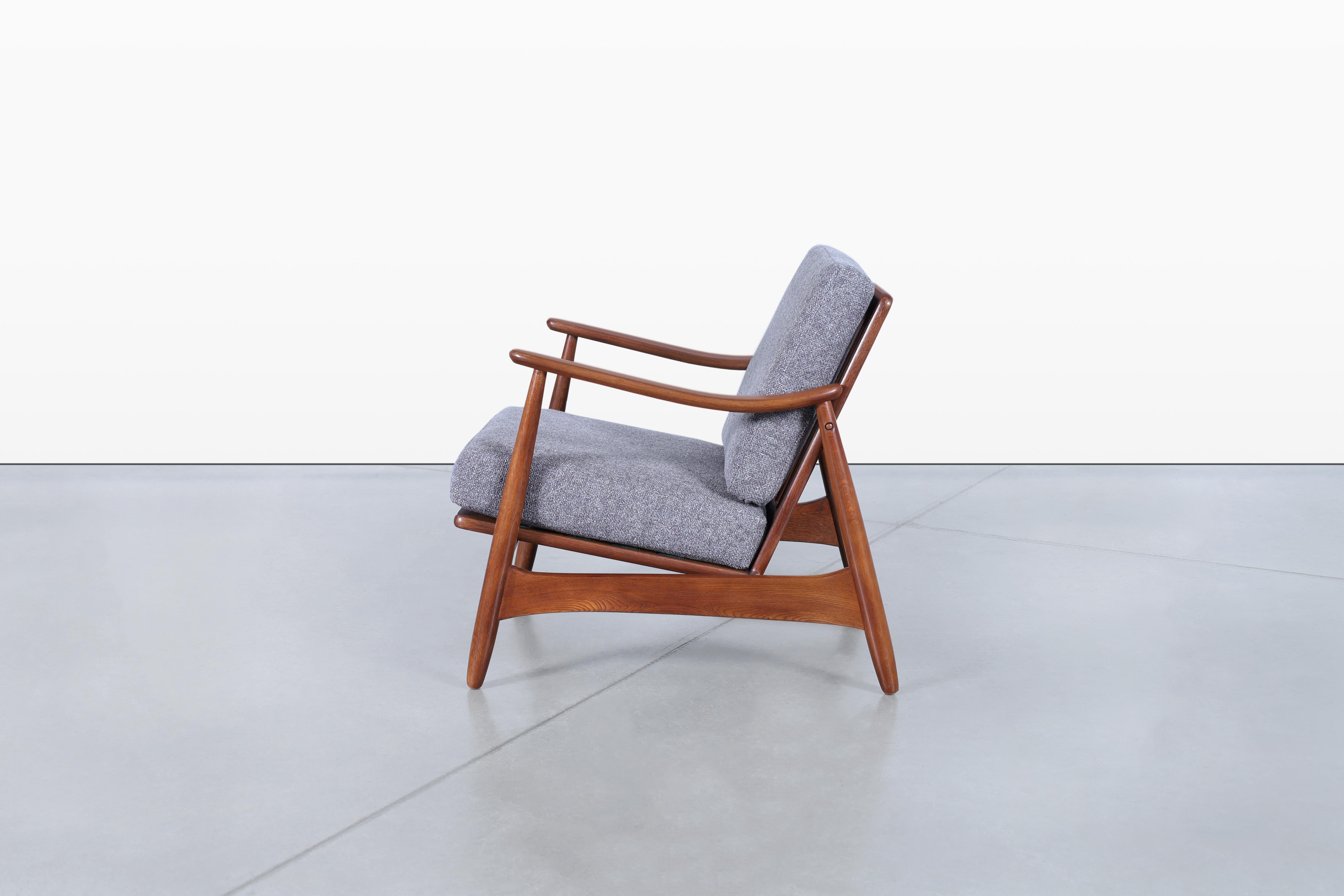 Silla de salón moderna danesa de nogal de Torben Strandgaard Tela en venta