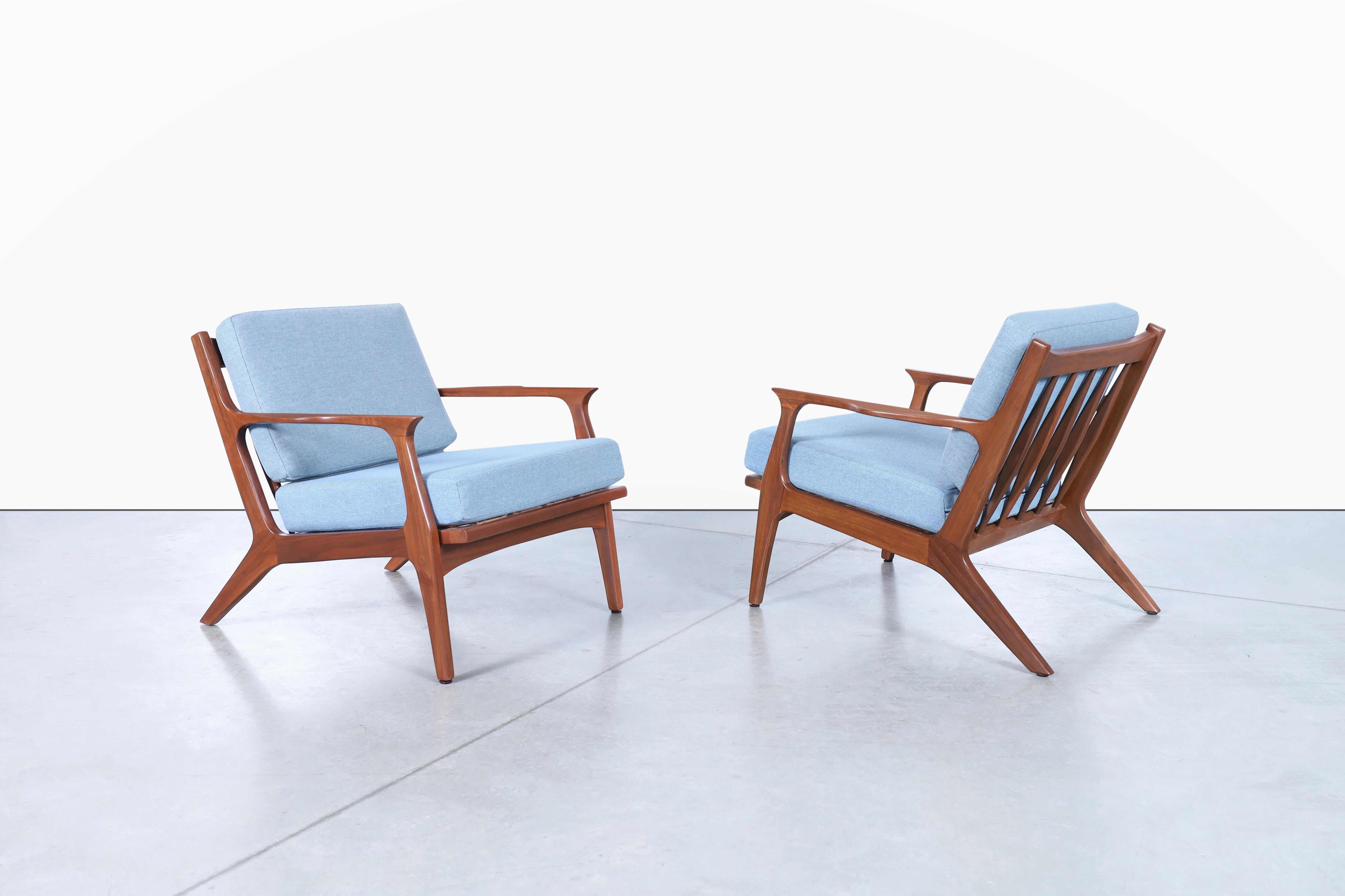 Dänische Modern Nussbaum Lounge Stühle (Moderne der Mitte des Jahrhunderts) im Angebot