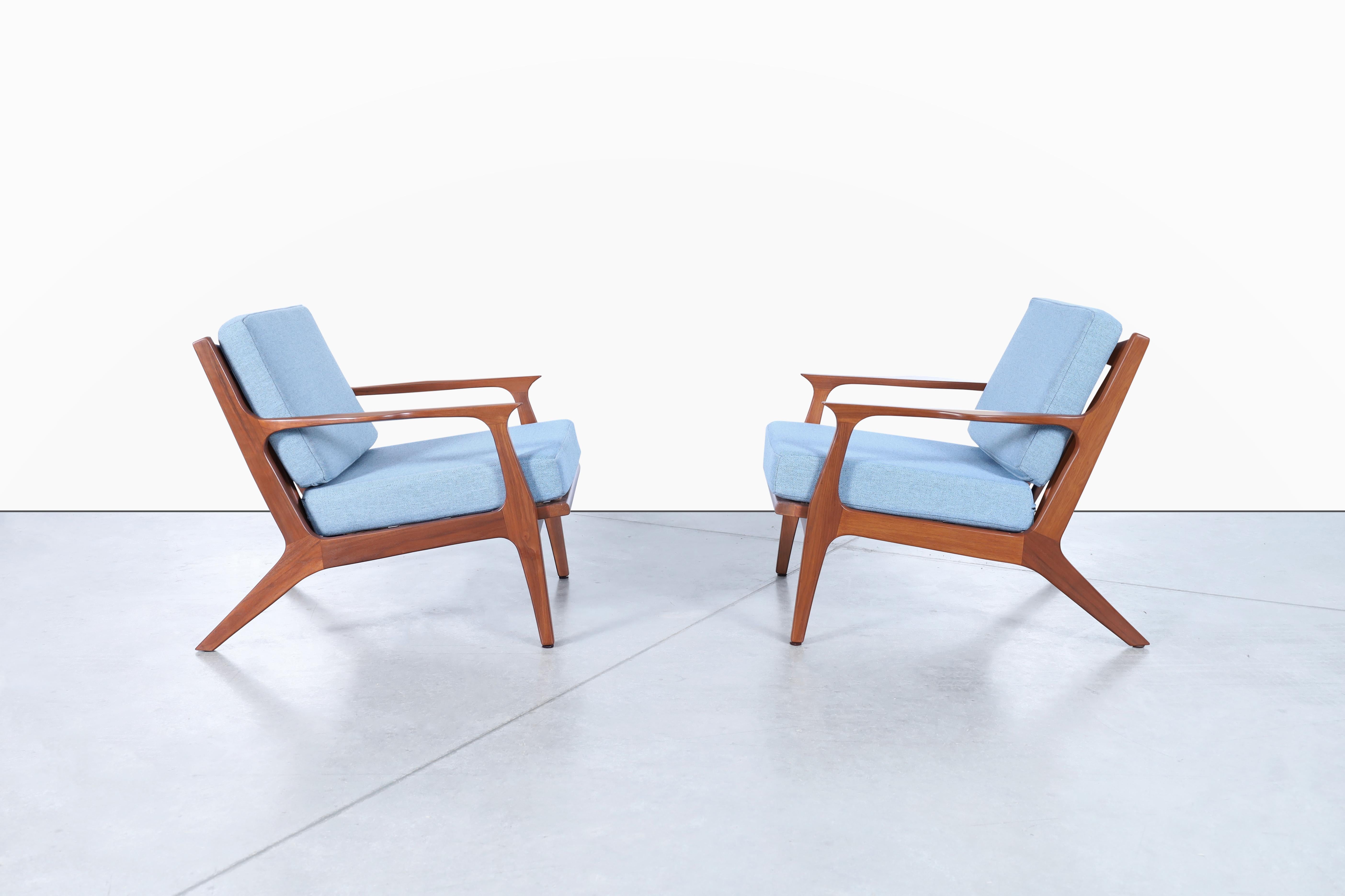 Danish Modern Walnut Lounge Chairs In Excellent Condition For Sale In North Hollywood, CA