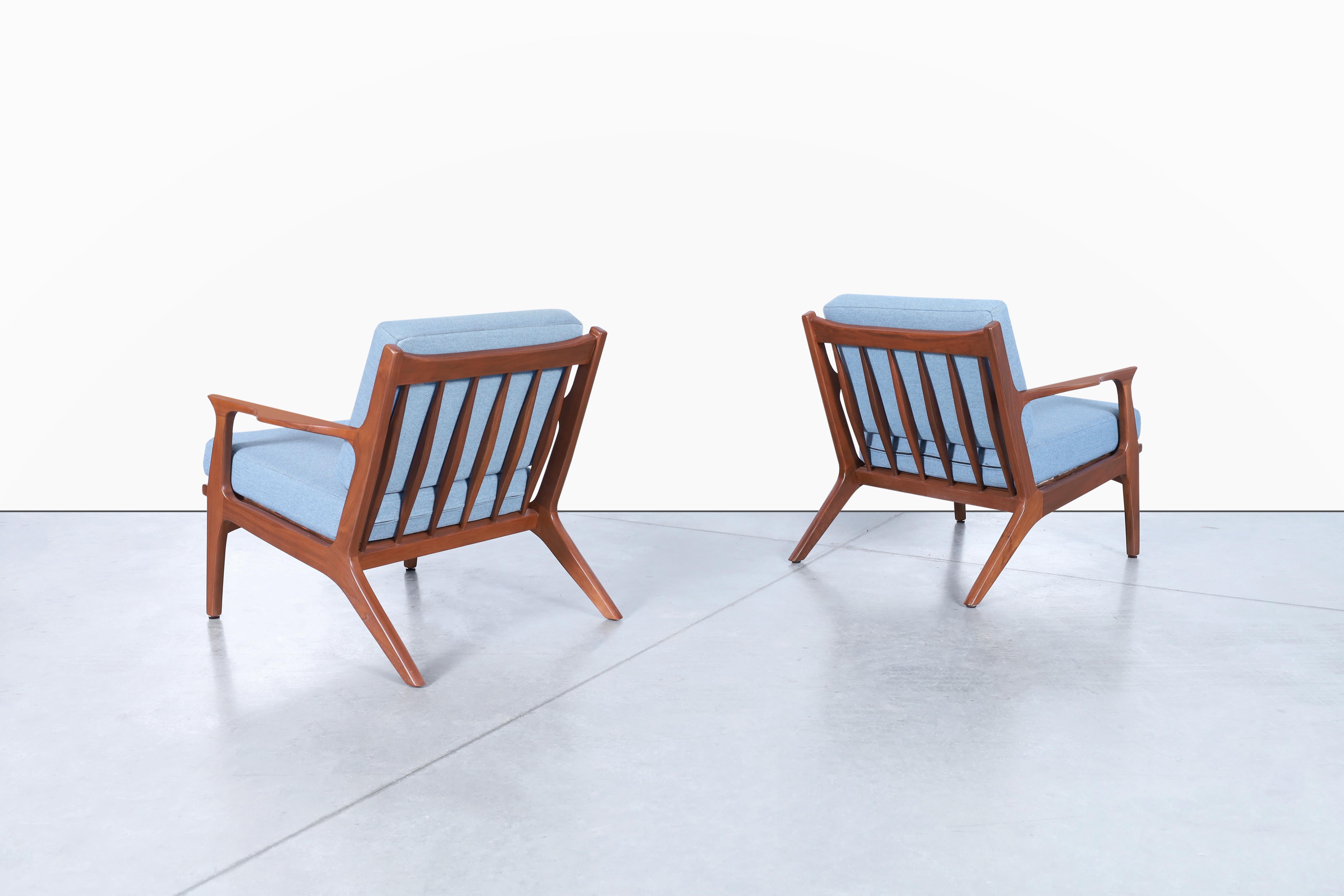 Dänische Modern Nussbaum Lounge Stühle (Mitte des 20. Jahrhunderts) im Angebot