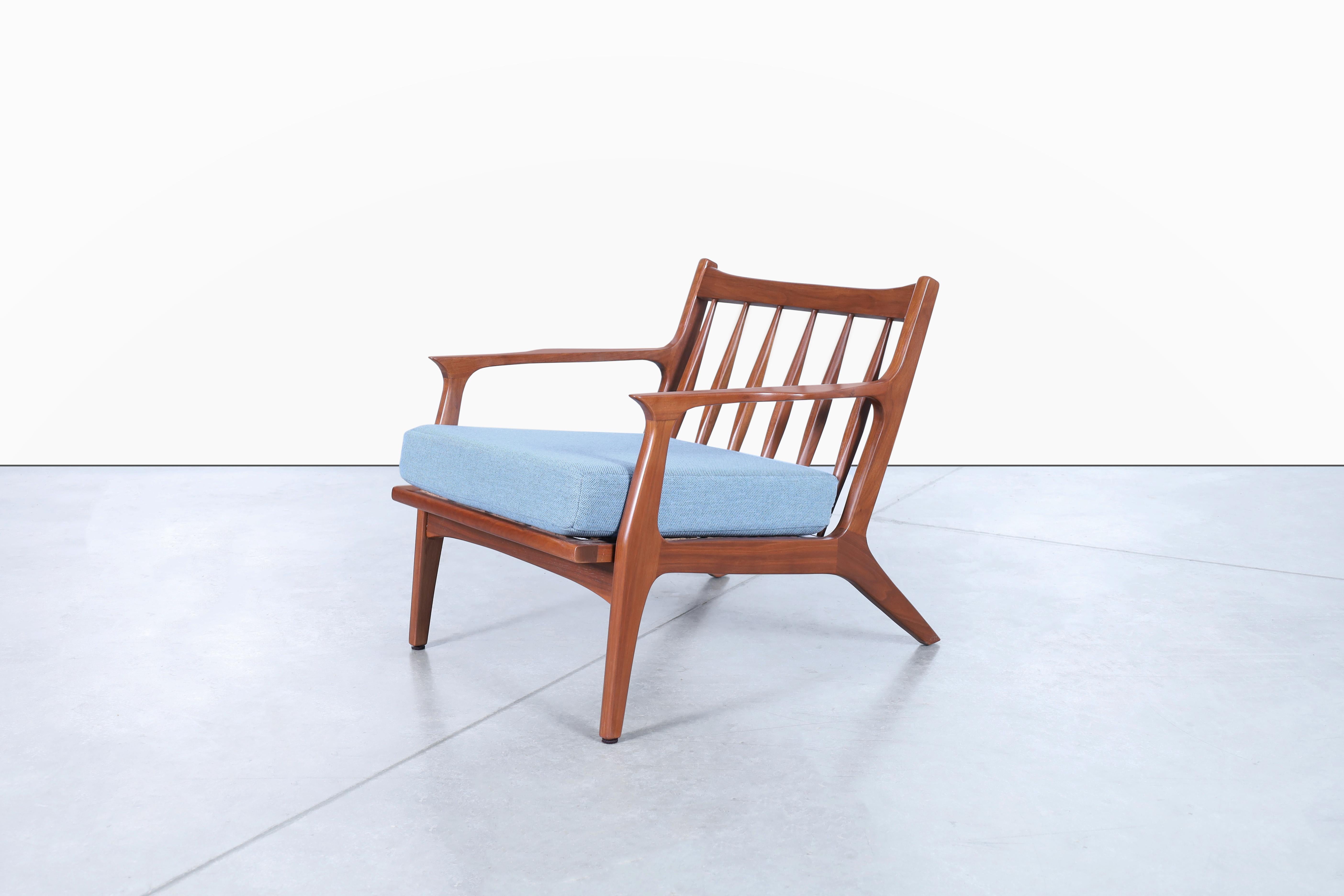 Dänische Modern Nussbaum Lounge Stühle (Stoff) im Angebot