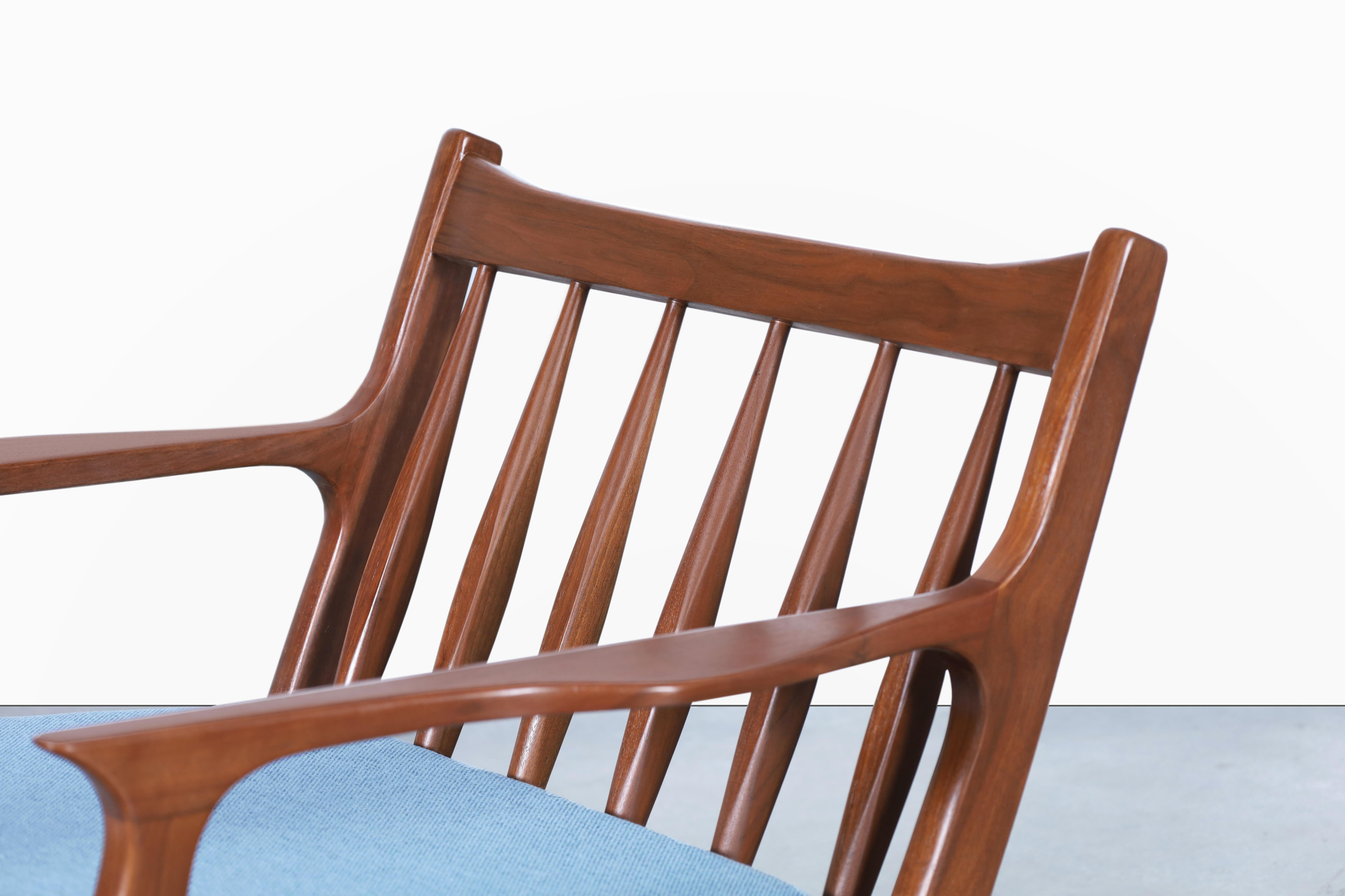 Dänische Modern Nussbaum Lounge Stühle im Angebot 1