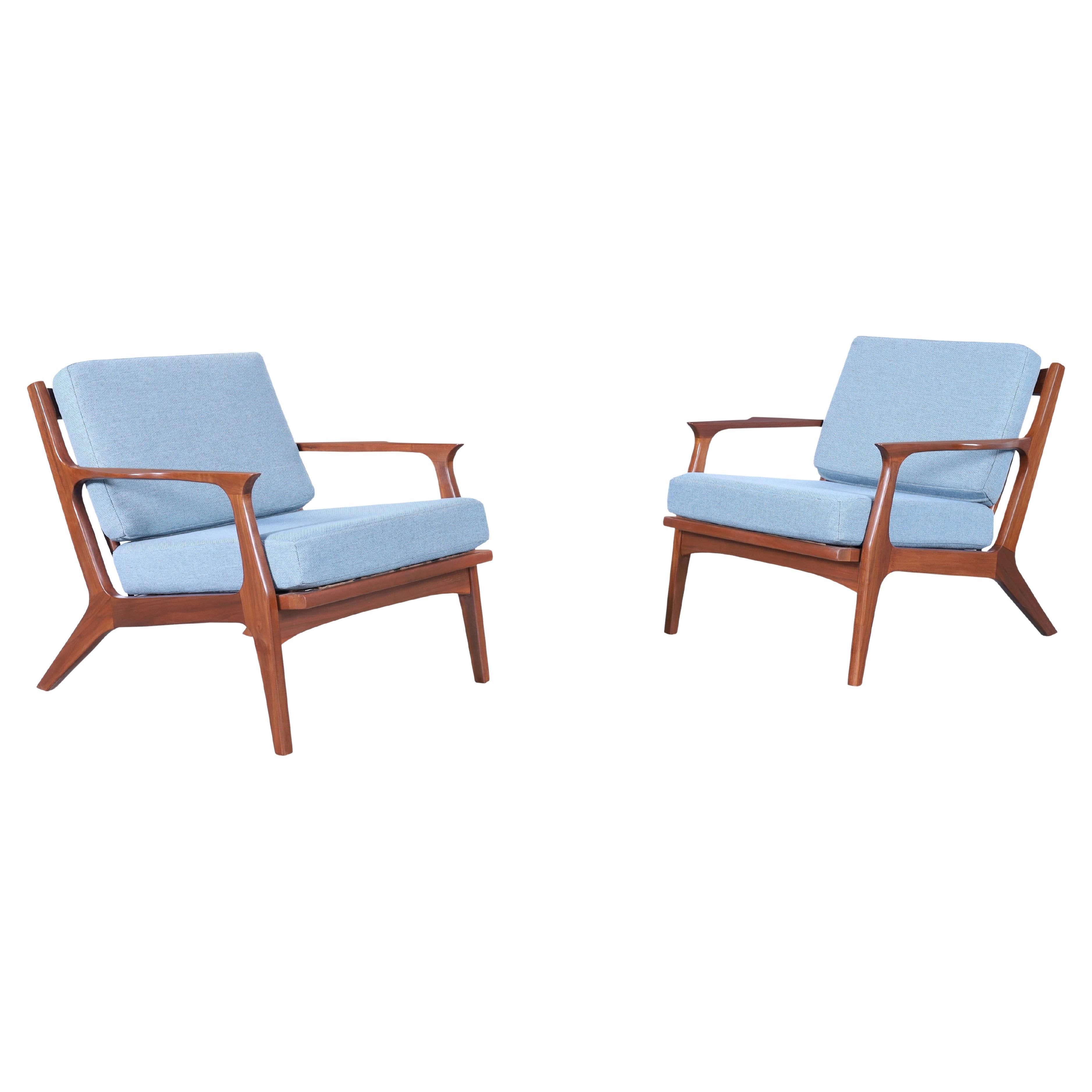 Dänische Modern Nussbaum Lounge Stühle im Angebot