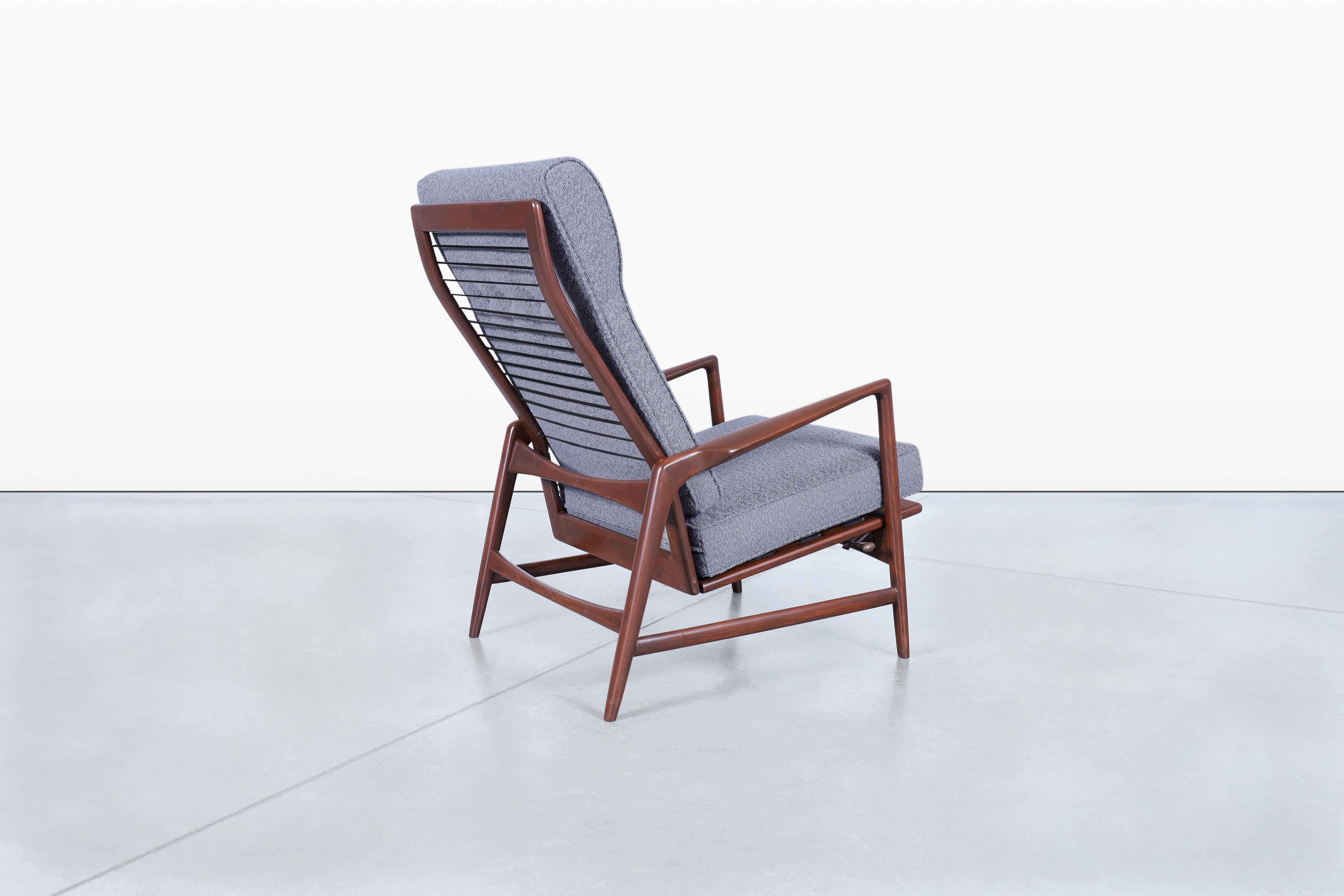 Chaise longue inclinable et ottoman en noyer de style The Moderns par Ib Kofod-Larsen en vente 4