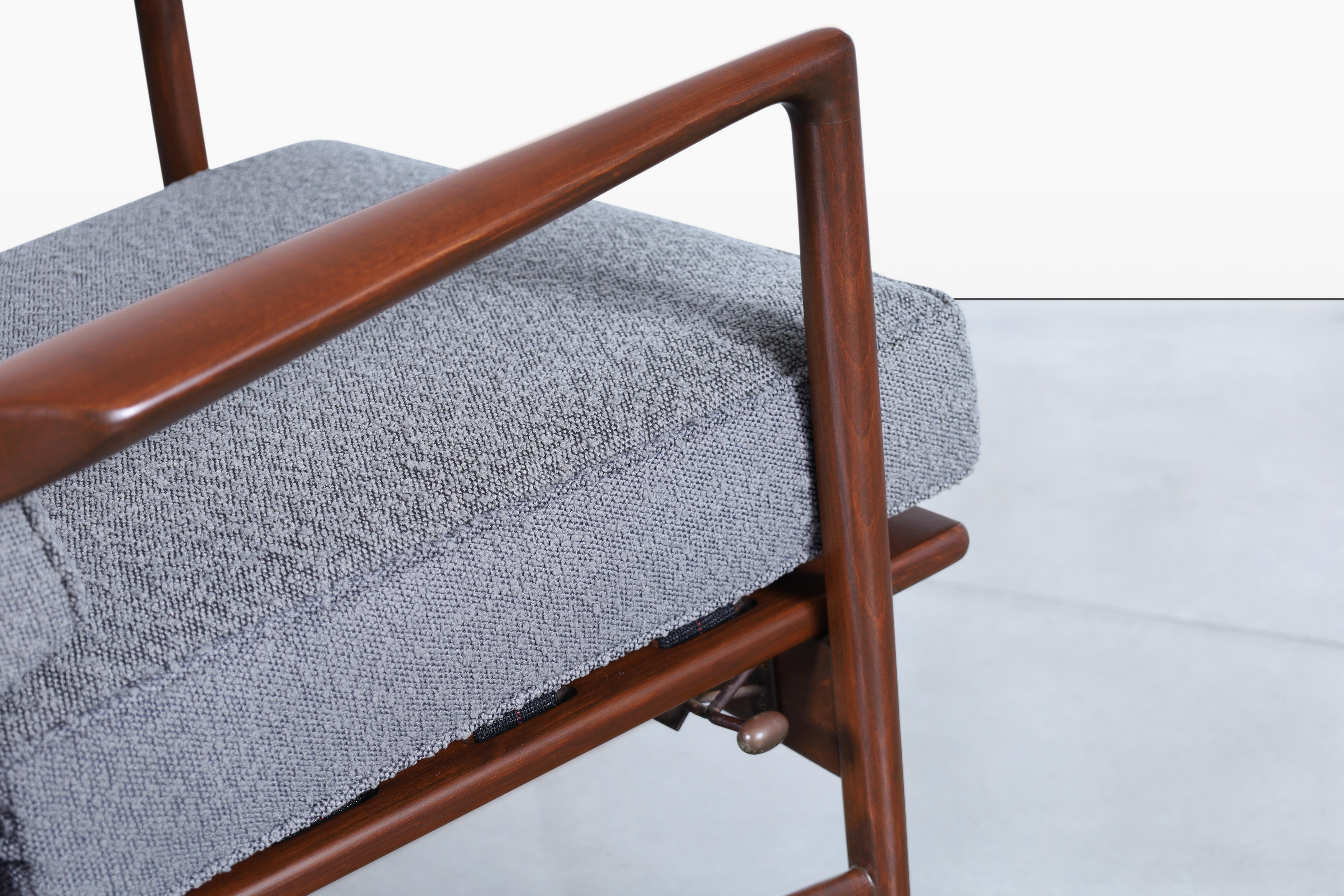 Chaise longue inclinable et ottoman en noyer de style The Moderns par Ib Kofod-Larsen en vente 5