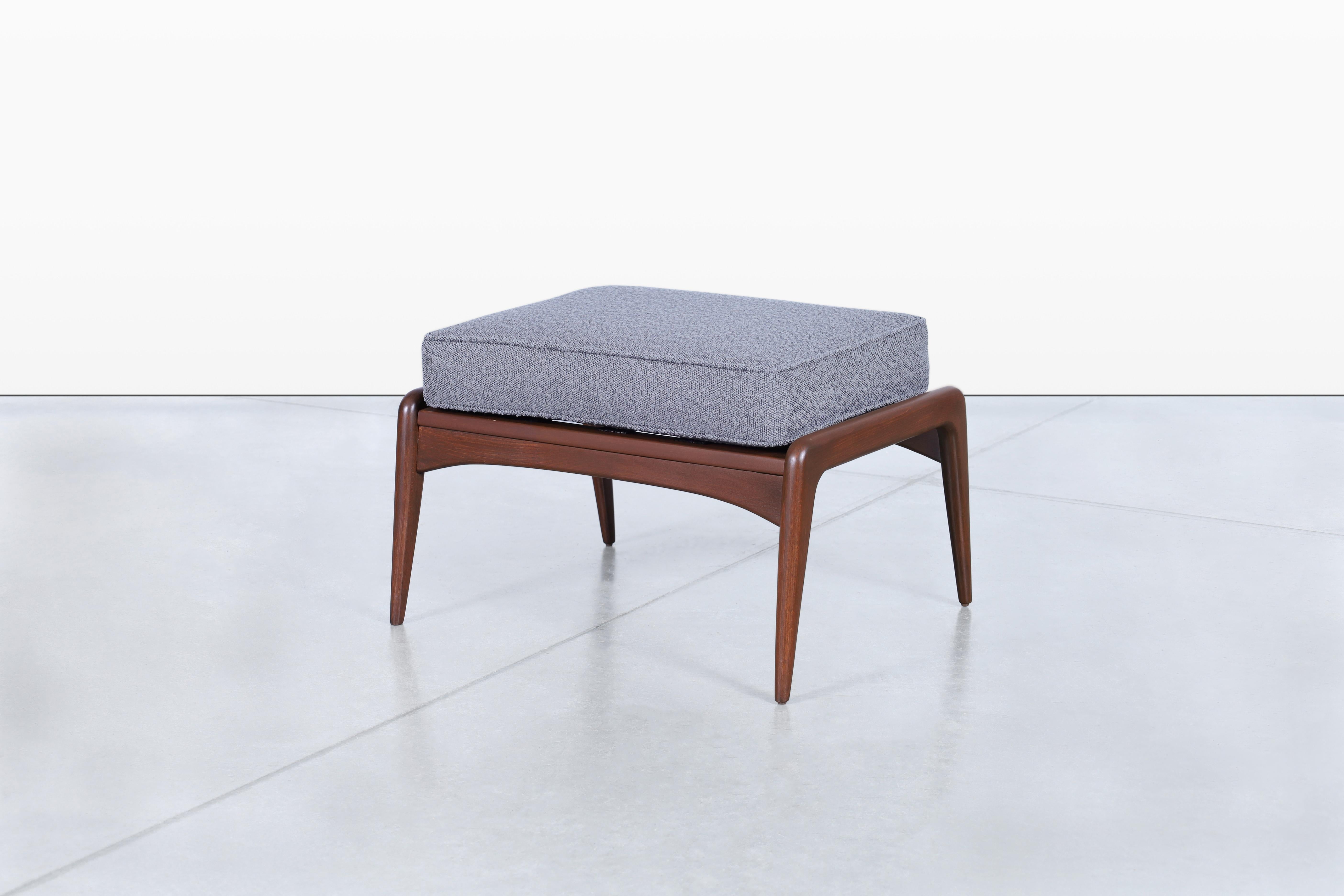 Chaise longue inclinable et ottoman en noyer de style The Moderns par Ib Kofod-Larsen en vente 7
