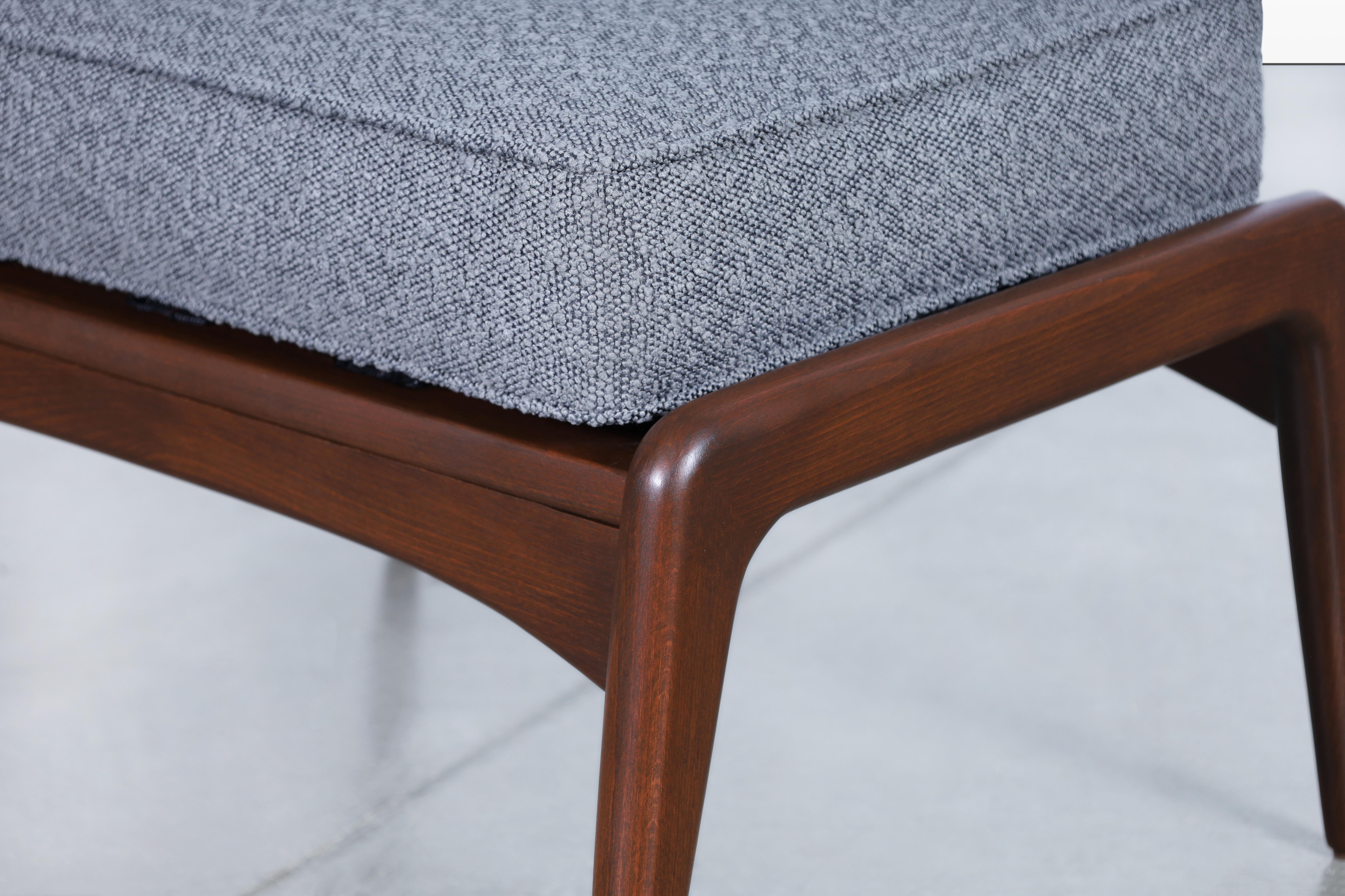 Chaise longue inclinable et ottoman en noyer de style The Moderns par Ib Kofod-Larsen en vente 8