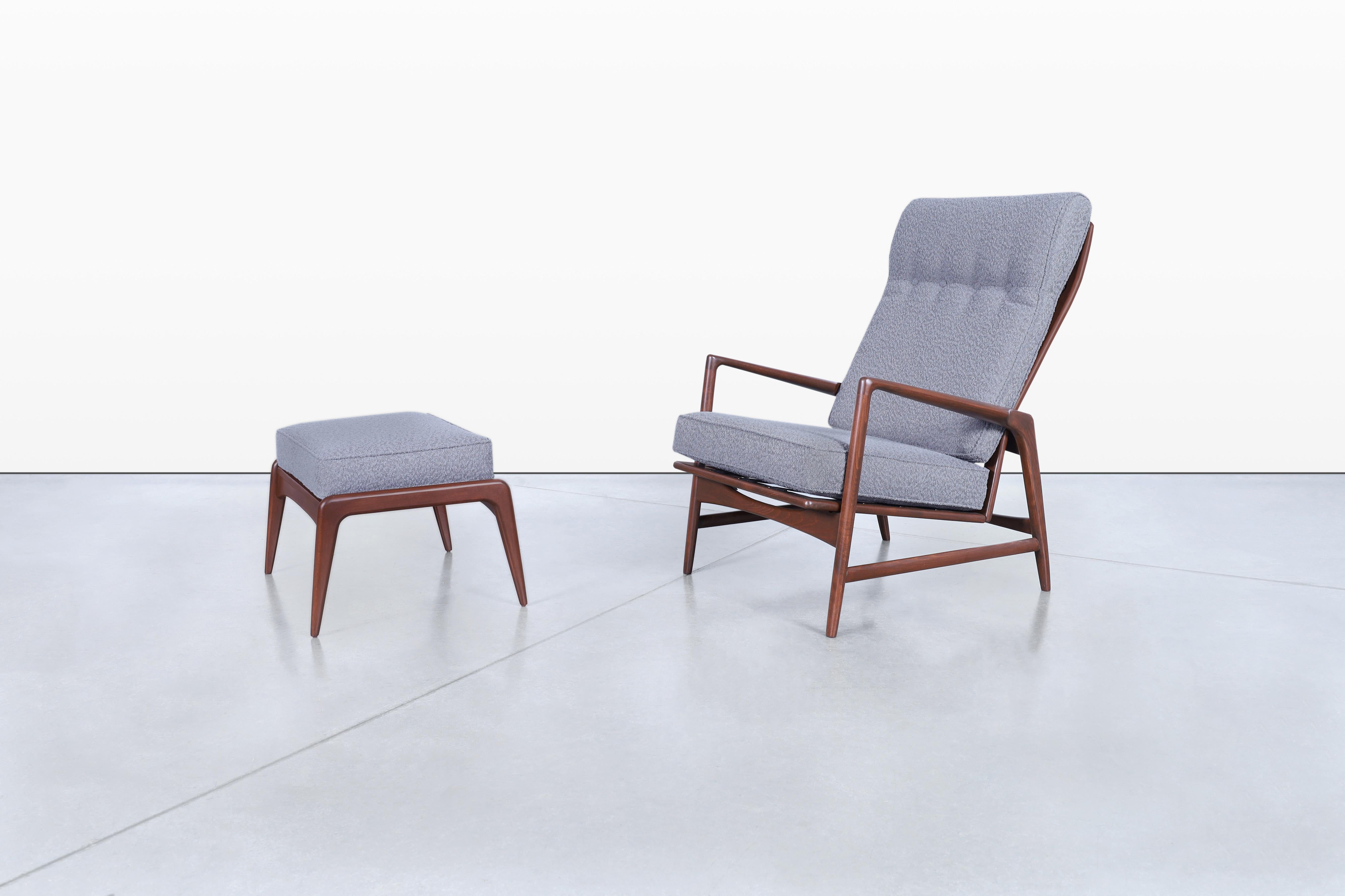 Dans les années 1950, Ib Kofod Larsen a fabriqué de main de maître cette remarquable chaise longue moderne danoise en noyer, accompagnée d'un ottoman. Cet ensemble exquis présente un cadre en chêne massif teinté noyer, méticuleusement remis à neuf