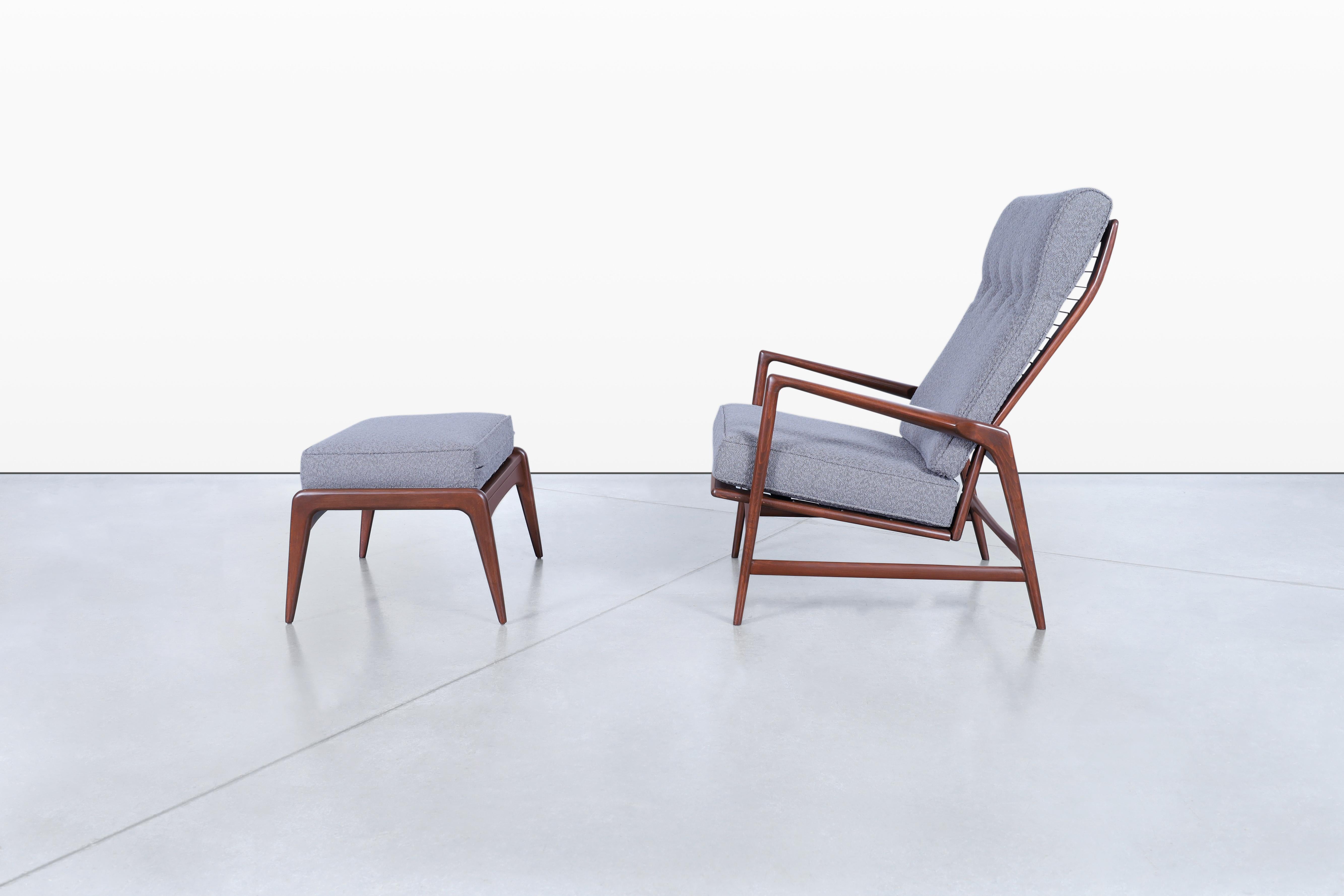 Mid-Century Modern Chaise longue inclinable et ottoman en noyer de style The Moderns par Ib Kofod-Larsen en vente