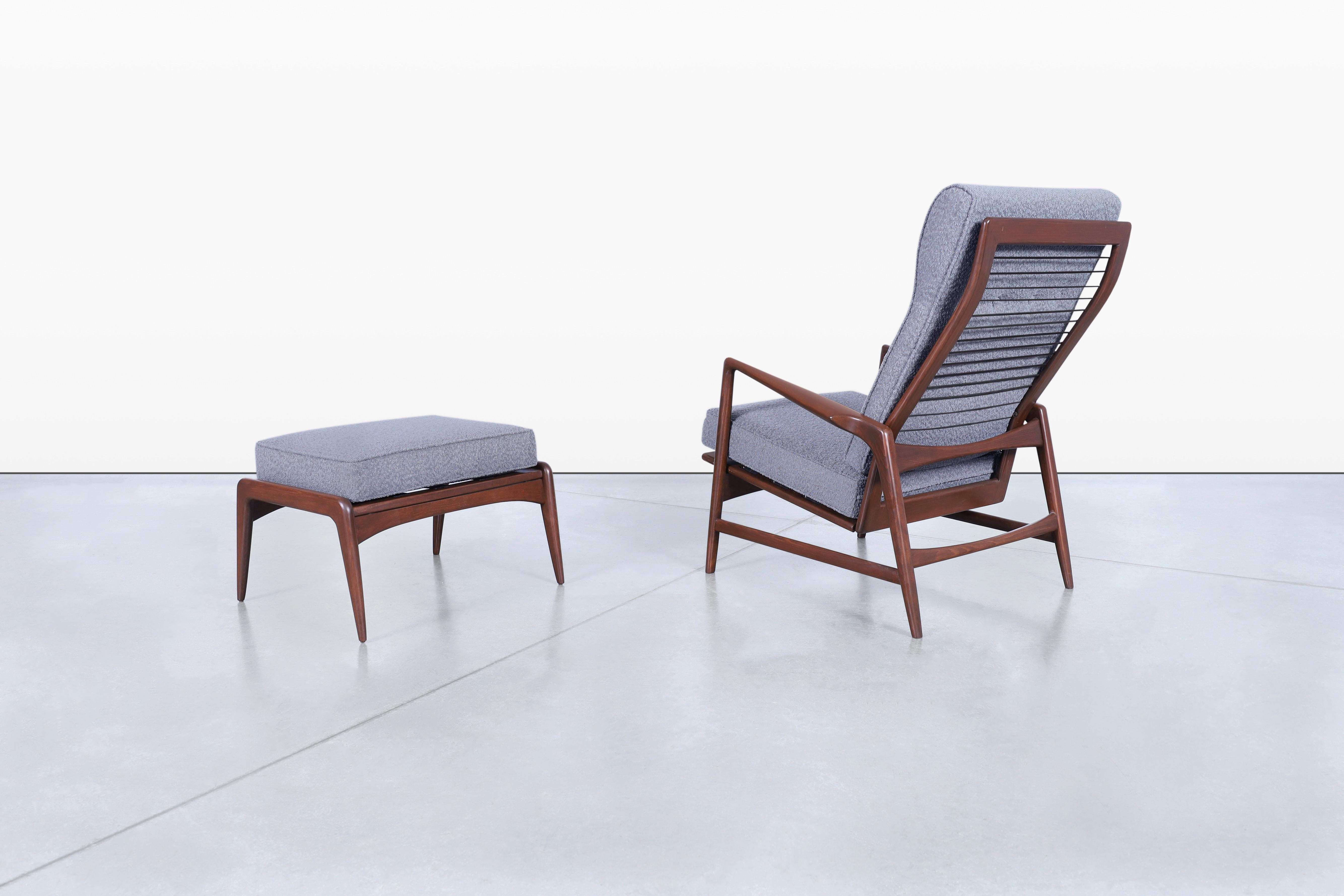 Danois Chaise longue inclinable et ottoman en noyer de style The Moderns par Ib Kofod-Larsen en vente